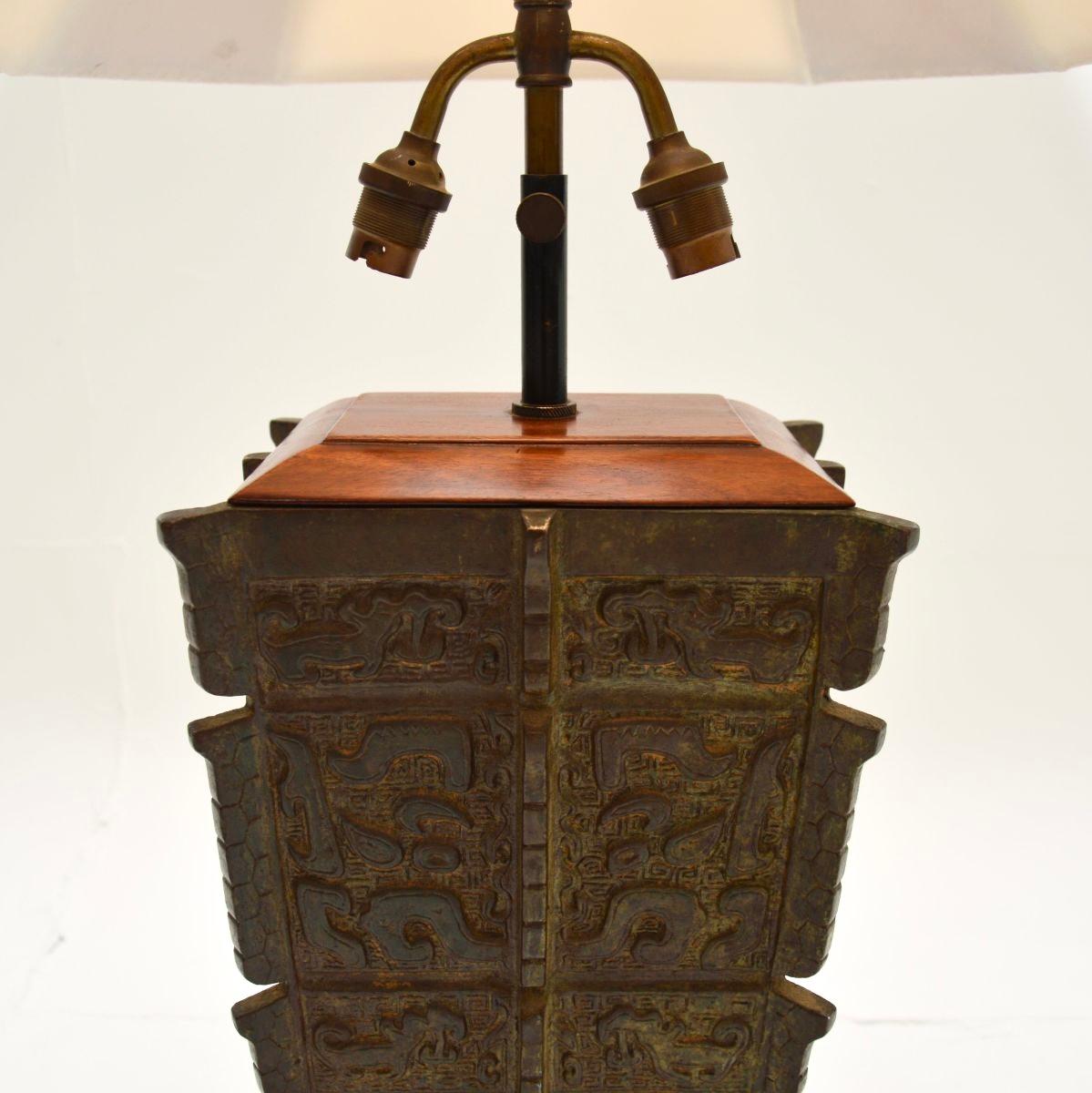 Gran Lámpara de Mesa Oriental Antigua de Bronce mediados del siglo XX en venta