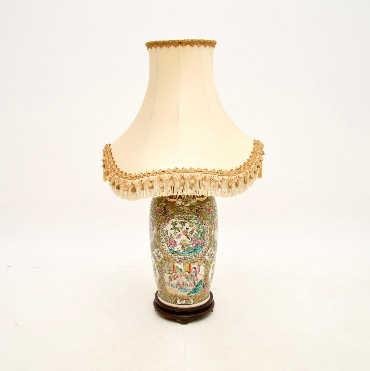 Una lampada da tavolo in ceramica orientale di grandi dimensioni e di grande effetto. Non riusciamo a capire se è cinese o giapponese. Risale alla fine del XIX secolo ed è stata probabilmente convertita in una lampada a metà del XX secolo.

È di