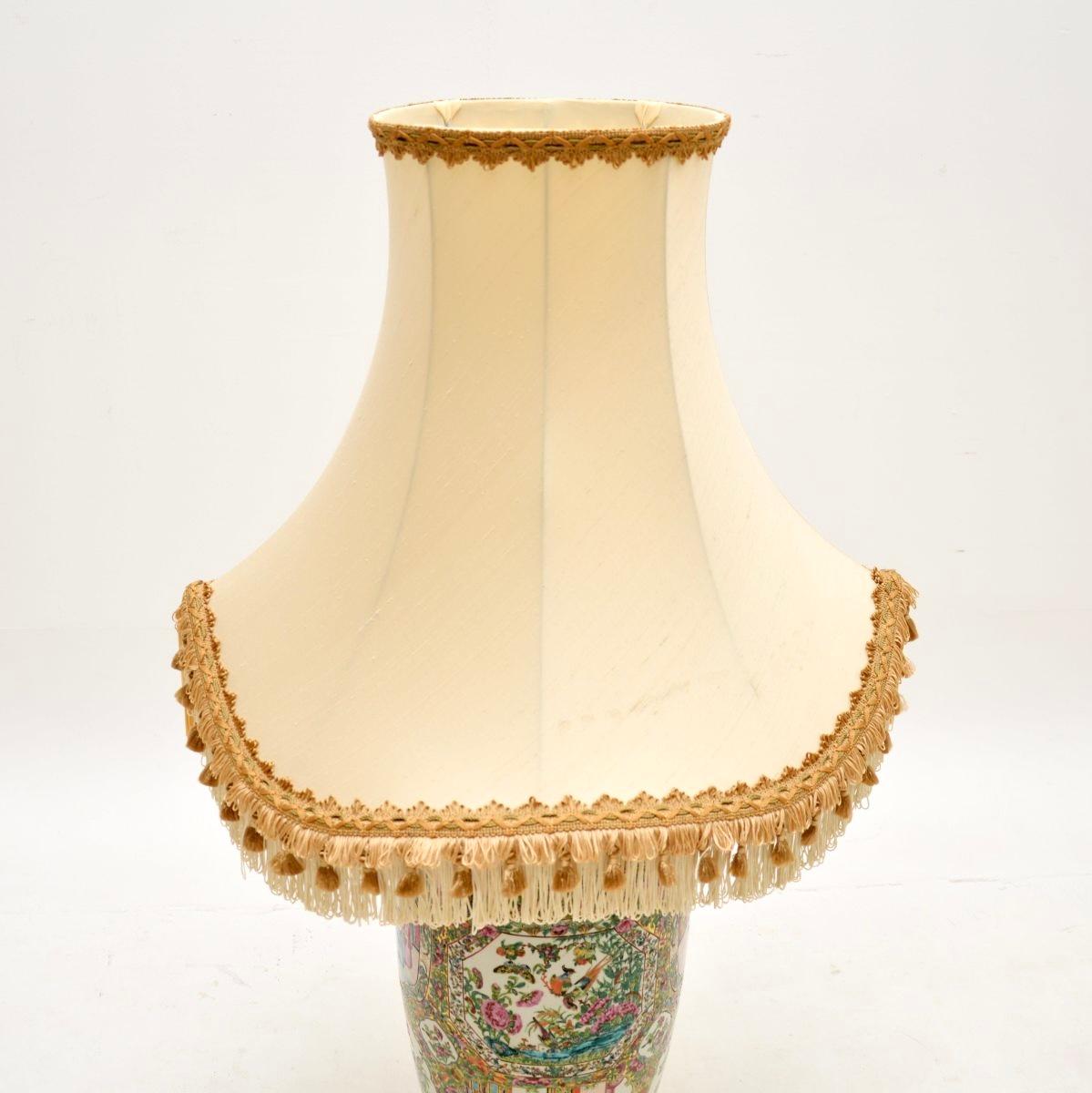 Esportazione cinese Grande lampada da tavolo antica in ceramica orientale in vendita