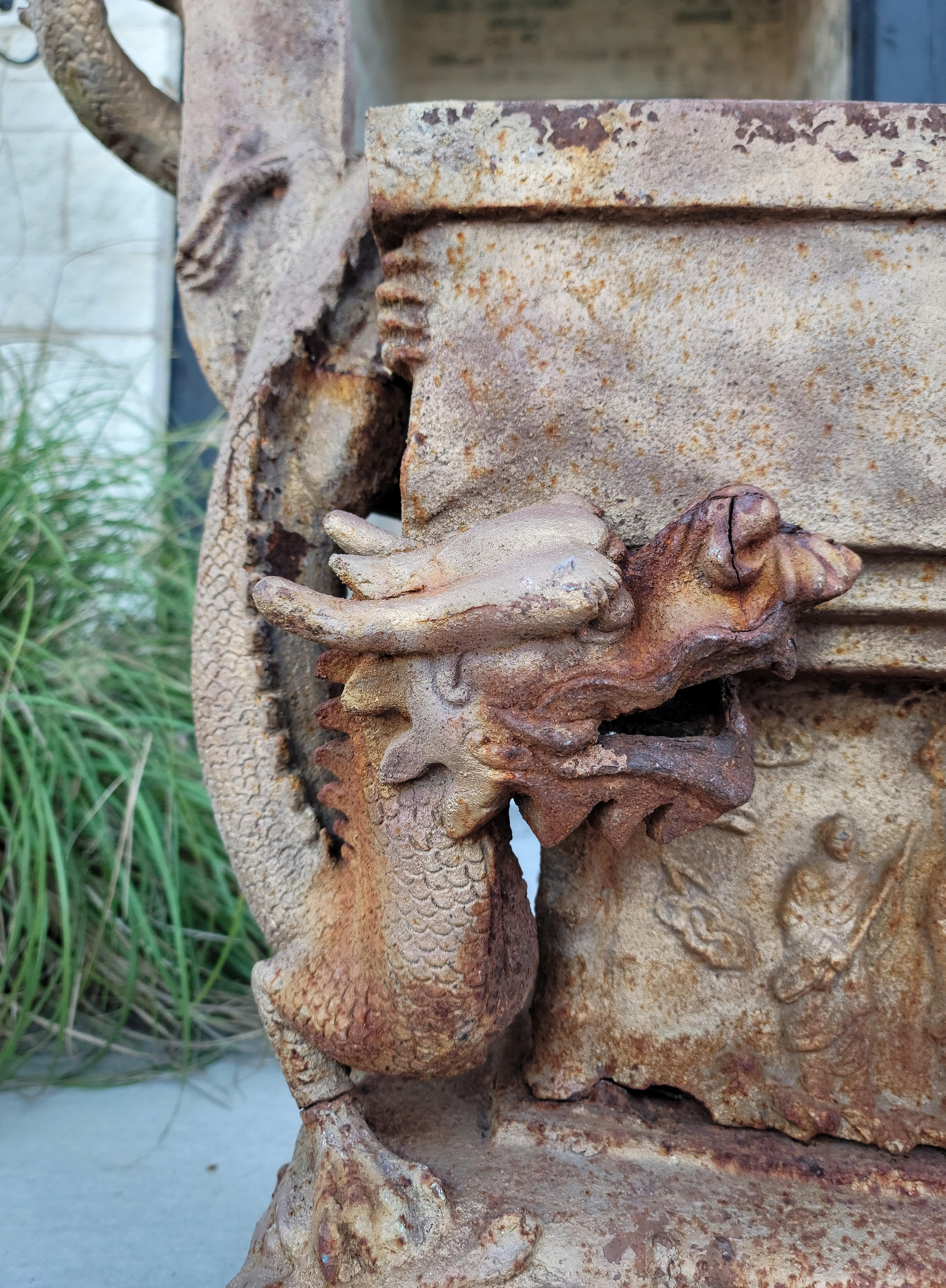 Große antike asiatische skulpturale Eisen Drache im Freien Pflanzer orientalischen Jardiniere  im Angebot 3
