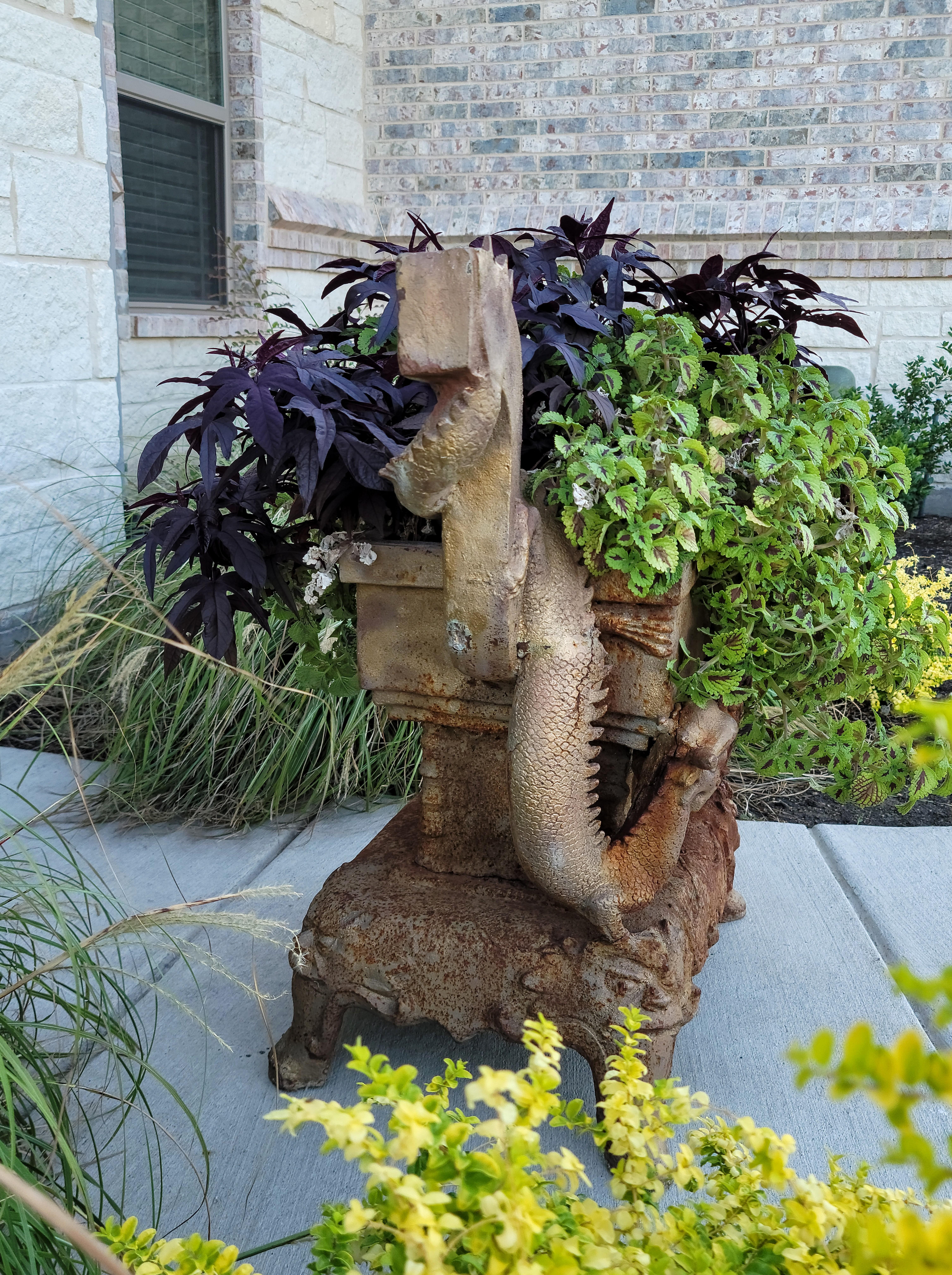 Large Antique Asian Sculptural Iron Dragon Outdoor Planter Oriental Jardiniere  For Sale 8