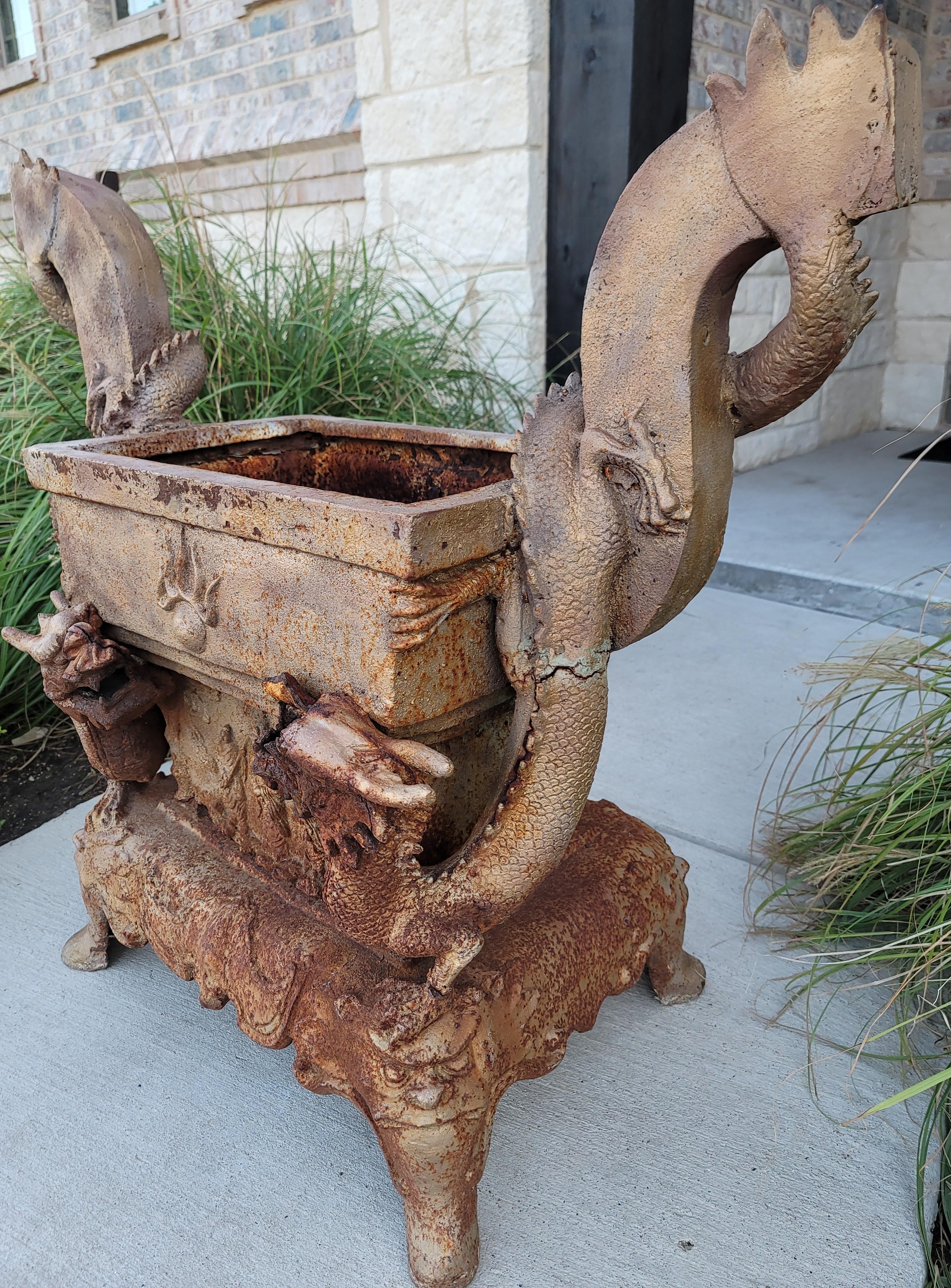 Große antike asiatische skulpturale Eisen Drache im Freien Pflanzer orientalischen Jardiniere  im Zustand „Starke Gebrauchsspuren“ im Angebot in Forney, TX