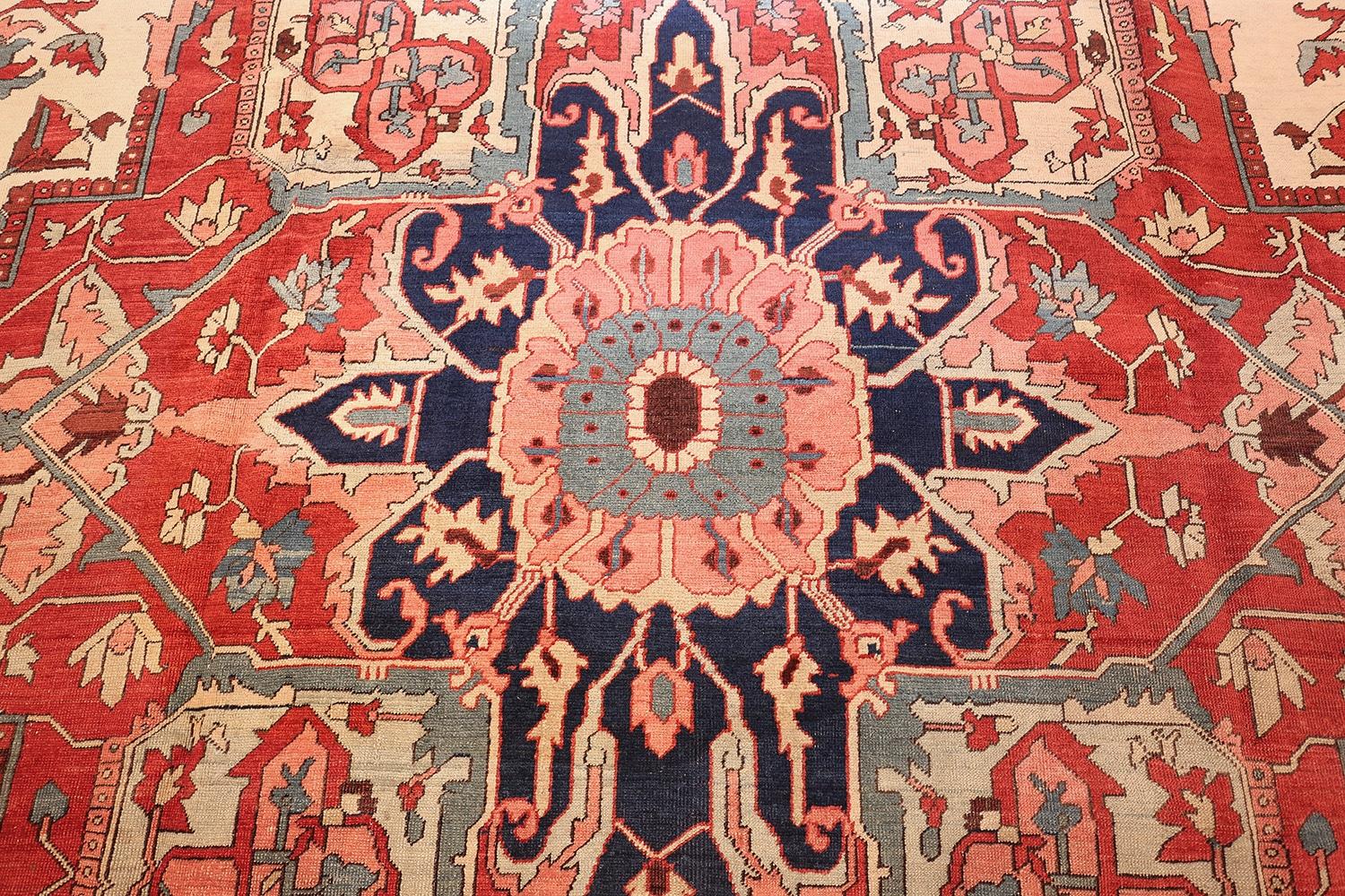 Nazmiyal Collection Antique Oriental Persian Serapi Rug. 11 ft x 15 ft 6 in In Excellent Condition In New York, NY