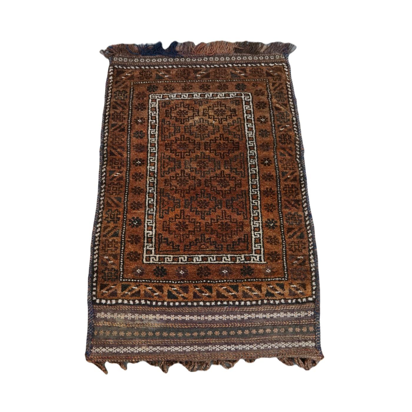 Angeboten wird diese große antike orientalische Satteltasche / Kameltasche / Teppich 114cmx68.

Lassen Sie Ihr Zuhause mit diesem schönen Teppich erstrahlen. Es hat schöne Farben und schöne Details. Diese Art von Teppichen ist nicht nur im