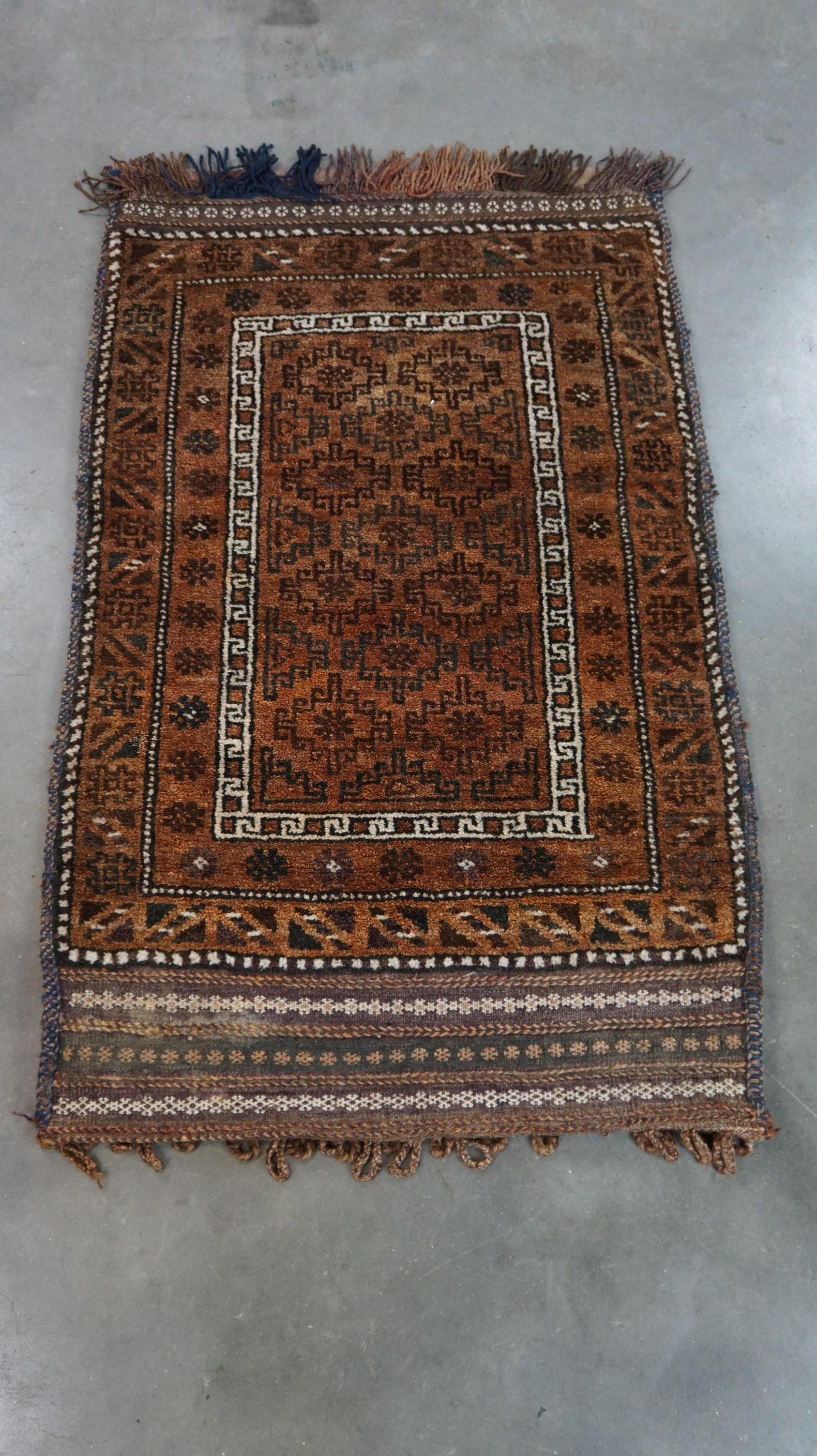 Große antike orientalische Satteltasche/Kameltasche/Teppich 114cmx68 (Handgewebt) im Angebot