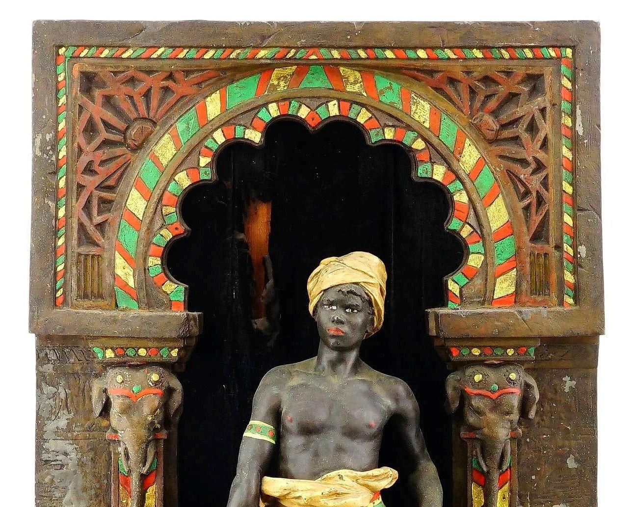  Viennois autrichien  Fonte d'acier peinte à froid  figurine. La figurine représente un homme arabe debout et tenant une épée sur un fond architectural dessiné ressemblant à une arche ornée.
Signé indistinctement 