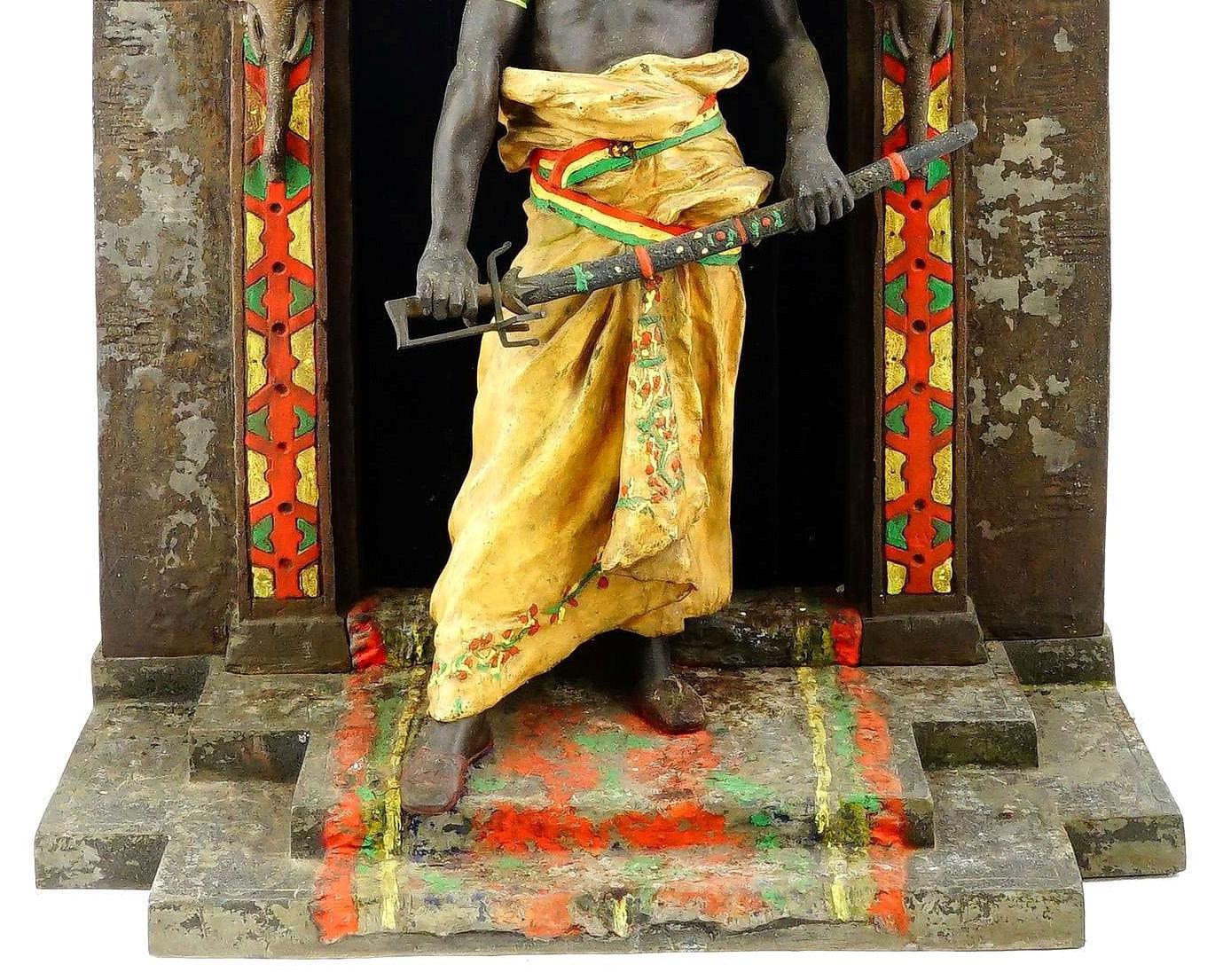 Français Grande sculpture orientale ancienne en étain peinte à froid en vente