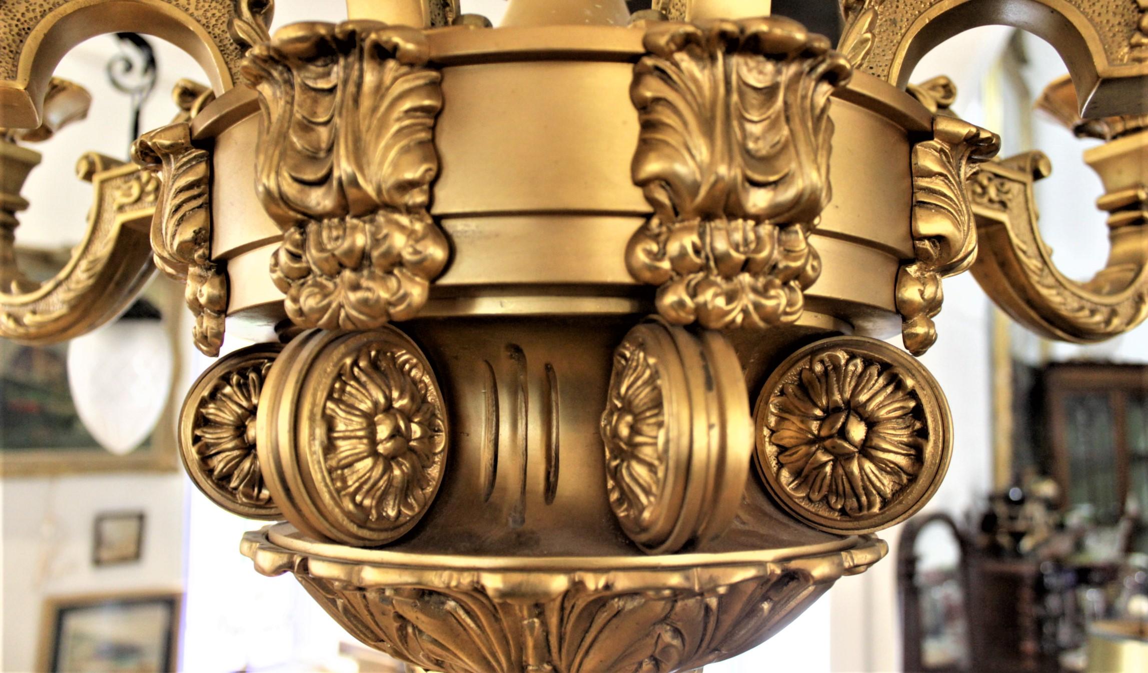 Großer antiker verschnörkelter französischer Kronleuchter aus vergoldeter Bronze im Boulle-Stil von Louis XIV. im Angebot 4