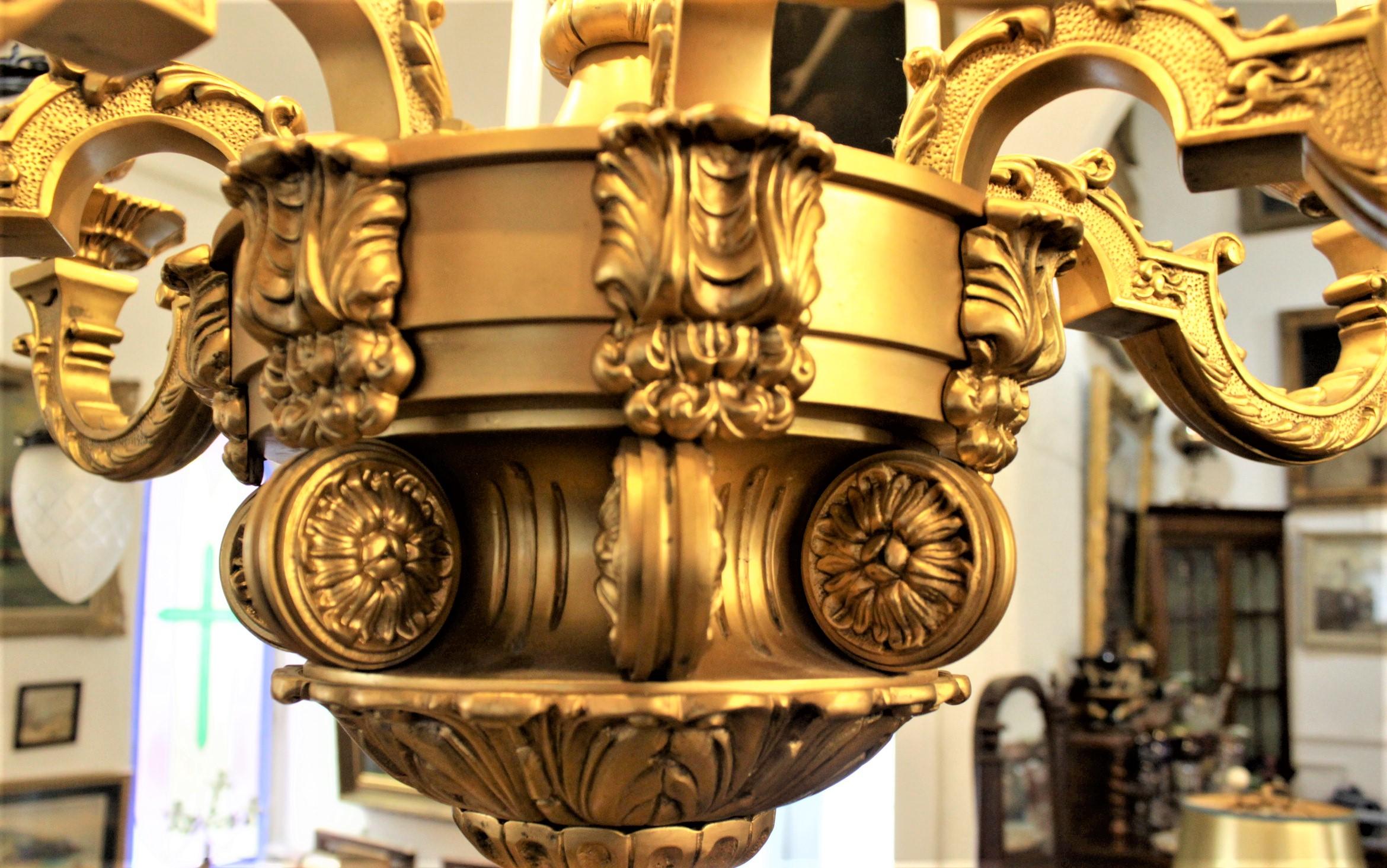 Großer antiker verschnörkelter französischer Kronleuchter aus vergoldeter Bronze im Boulle-Stil von Louis XIV. im Angebot 5