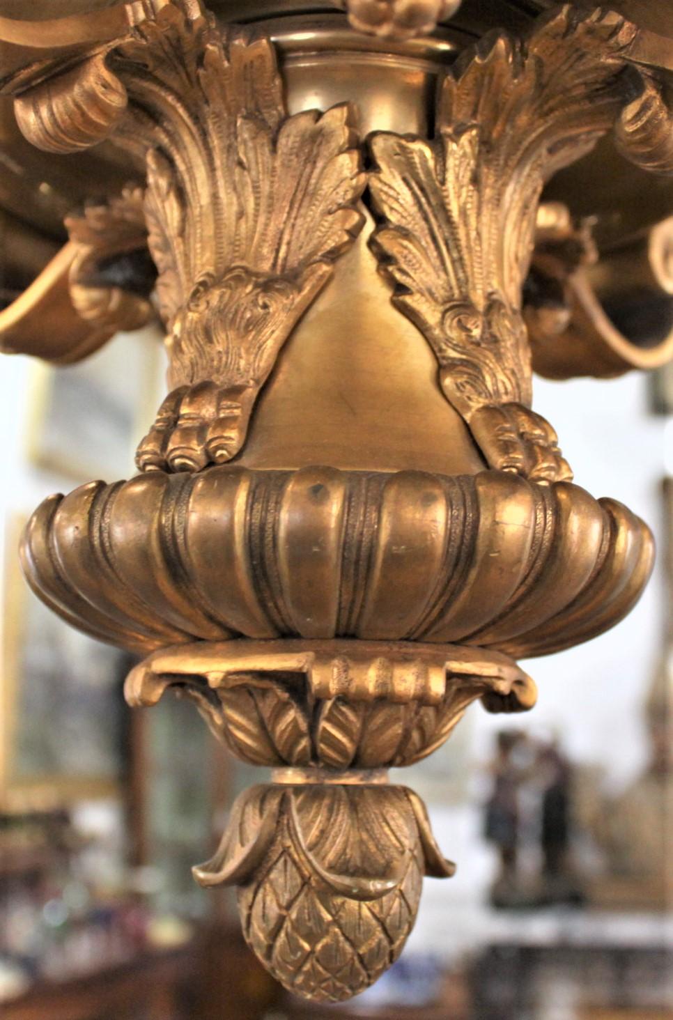 Großer antiker verschnörkelter französischer Kronleuchter aus vergoldeter Bronze im Boulle-Stil von Louis XIV. im Angebot 10