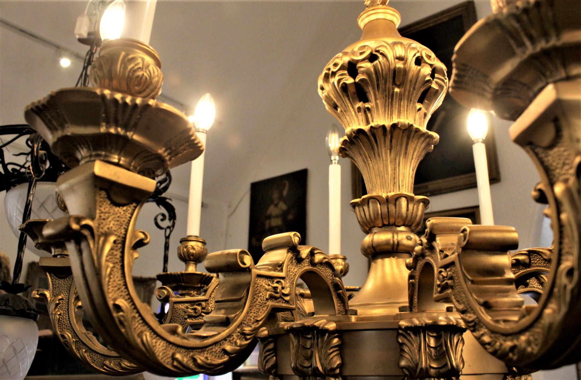 Grand lustre français ancien orné de style Louis XIV Boulle en bronze doré en vente 1