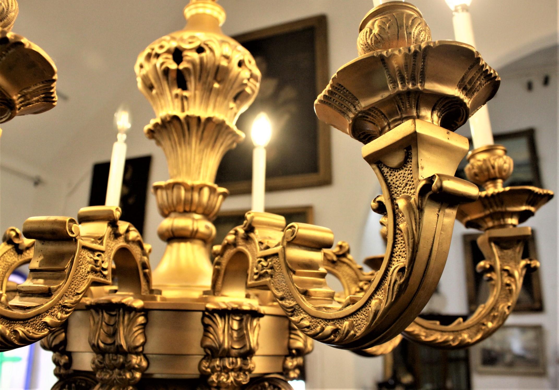 Grand lustre français ancien orné de style Louis XIV Boulle en bronze doré en vente 2