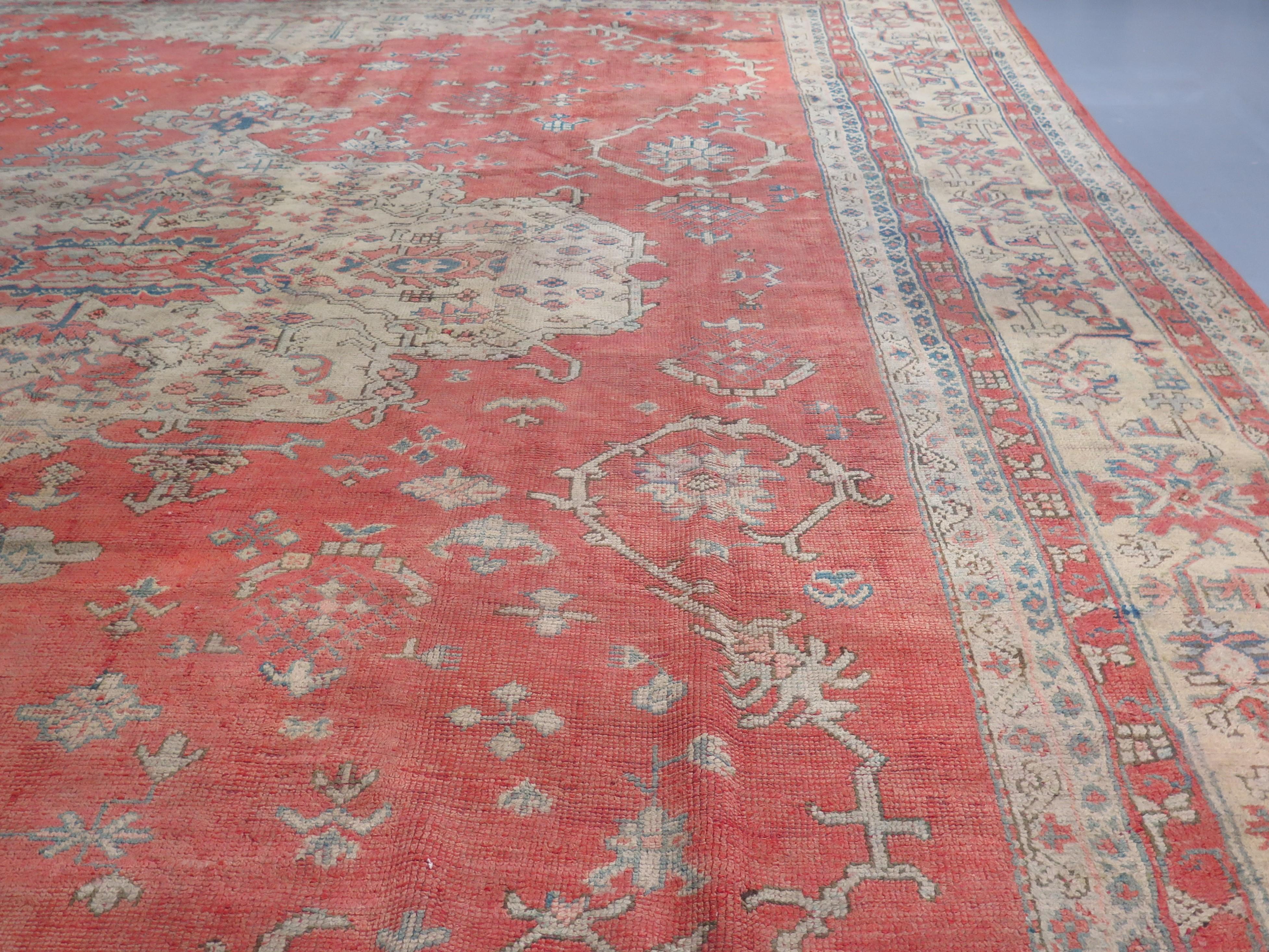 Large Antique Oushak Carpet In Good Condition For Sale In London, GB