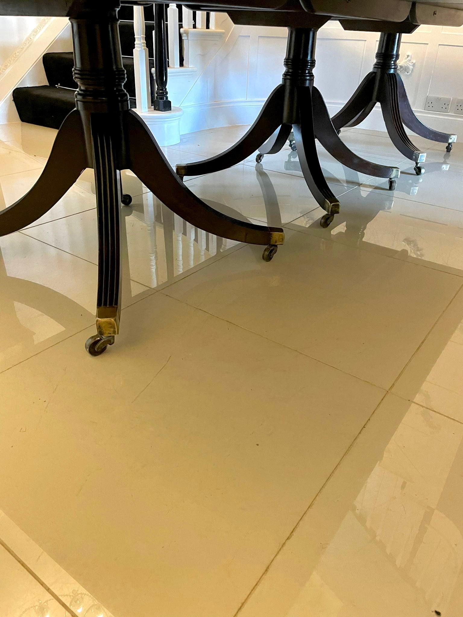 Grande table de salle à manger ancienne en acajou figuré de qualité exceptionnelle à 3 piliers 3