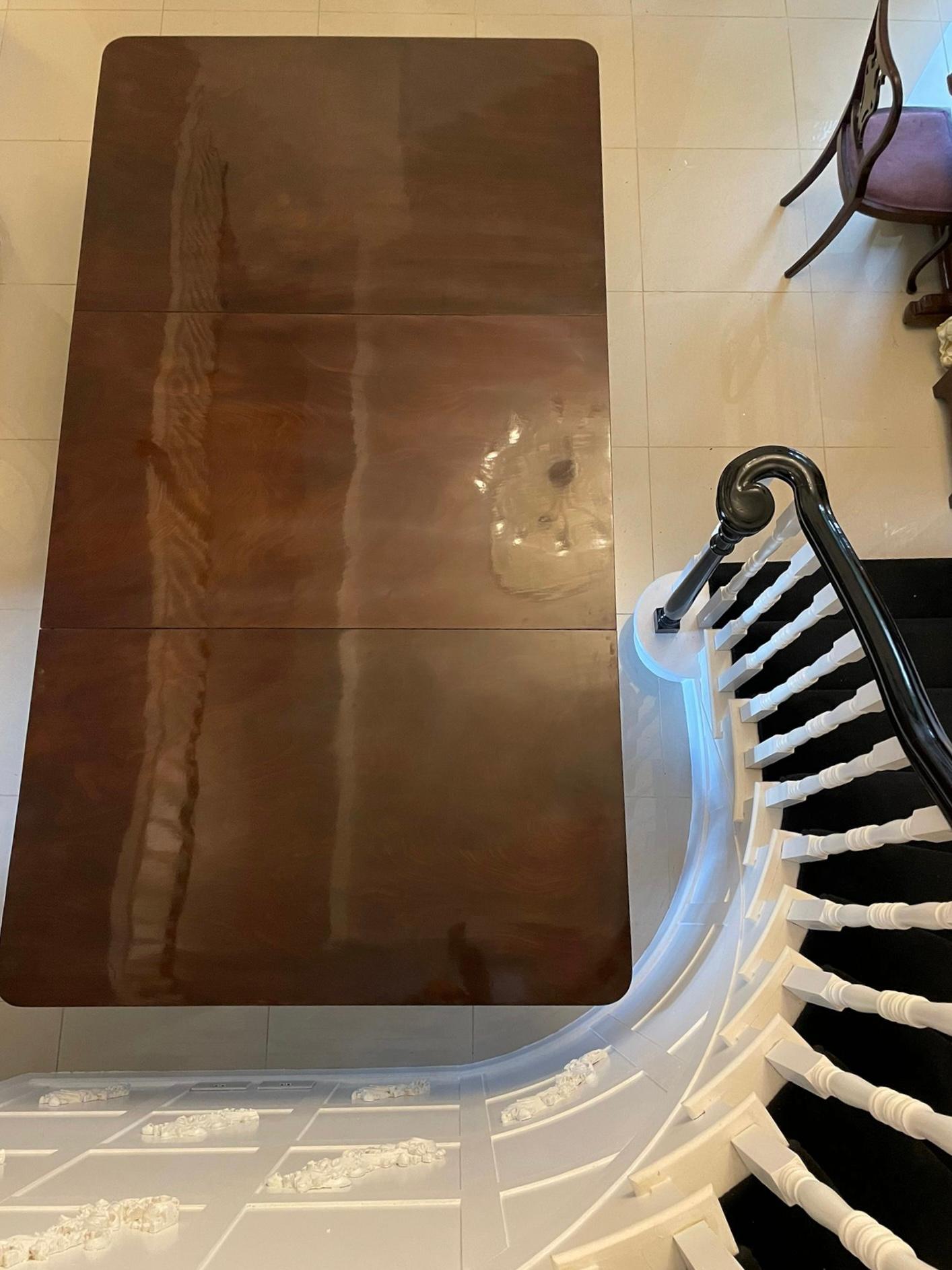 Grande table de salle à manger ancienne en acajou figuré de qualité exceptionnelle à 3 piliers 6