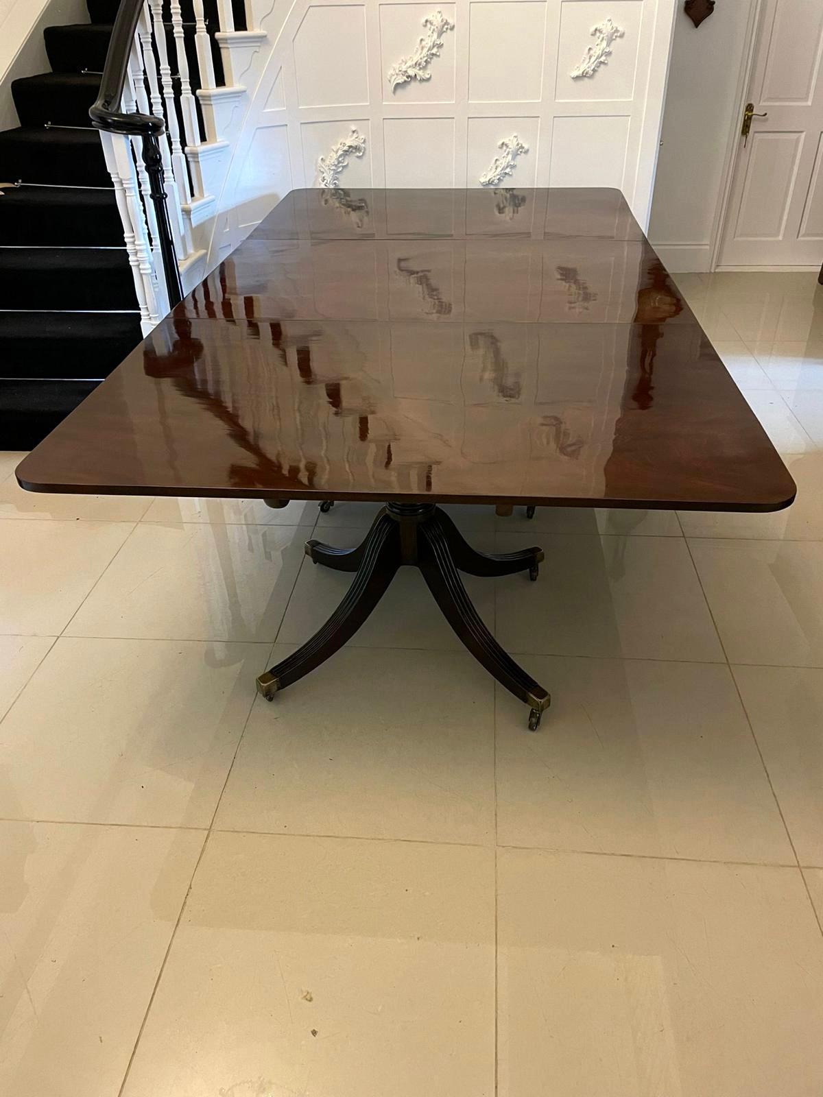 Grande table de salle à manger ancienne en acajou figuré de qualité exceptionnelle à 3 piliers 7
