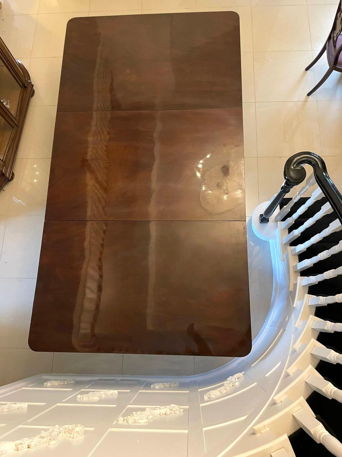 Grande table de salle à manger ancienne en acajou figuré de qualité exceptionnelle à 3 piliers 8