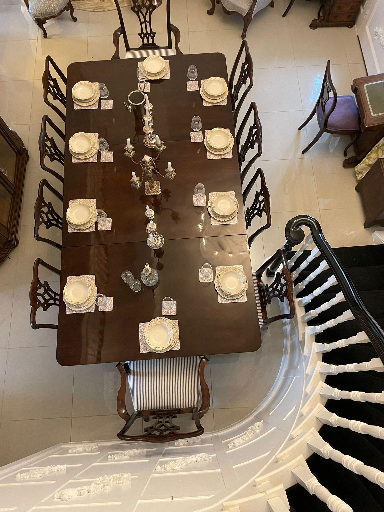 Grande table de salle à manger antique George III de qualité exceptionnelle en acajou figuré à trois piliers, dotée d'un magnifique plateau en acajou figuré en trois sections soutenu par trois fabuleuses colonnes tournées reposant sur quatre pieds