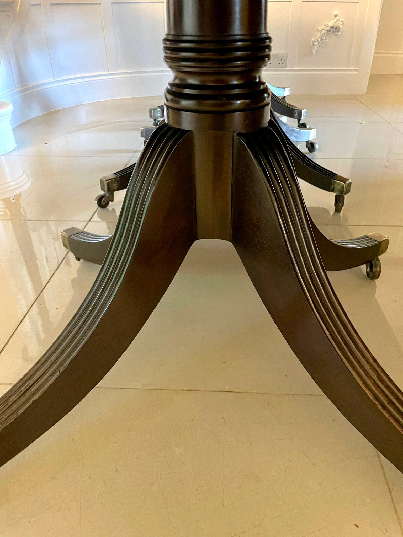 Grande table de salle à manger ancienne en acajou figuré de qualité exceptionnelle à 3 piliers 1
