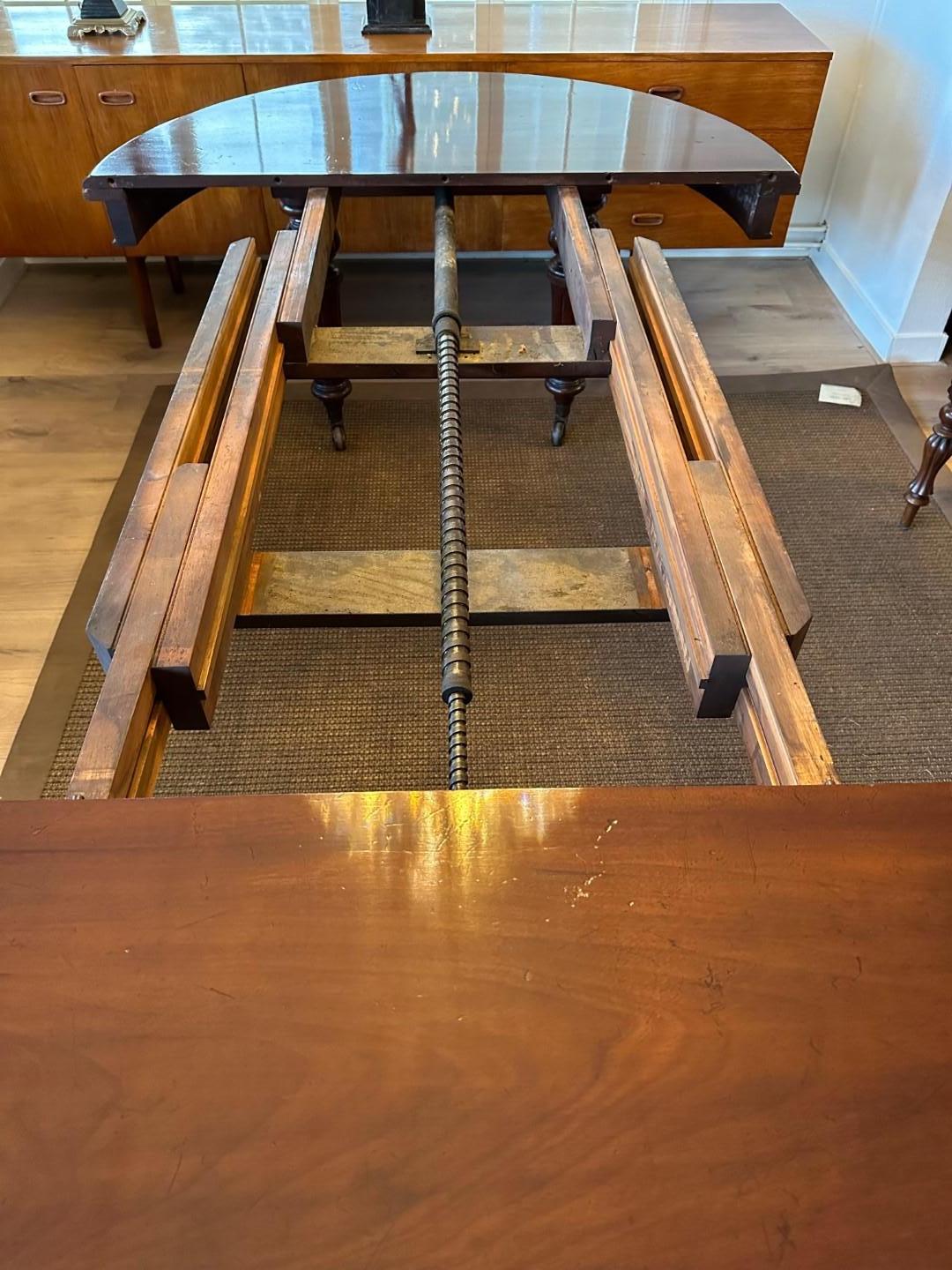 Large antique oval dining room table In Good Condition In Eindhoven, NL