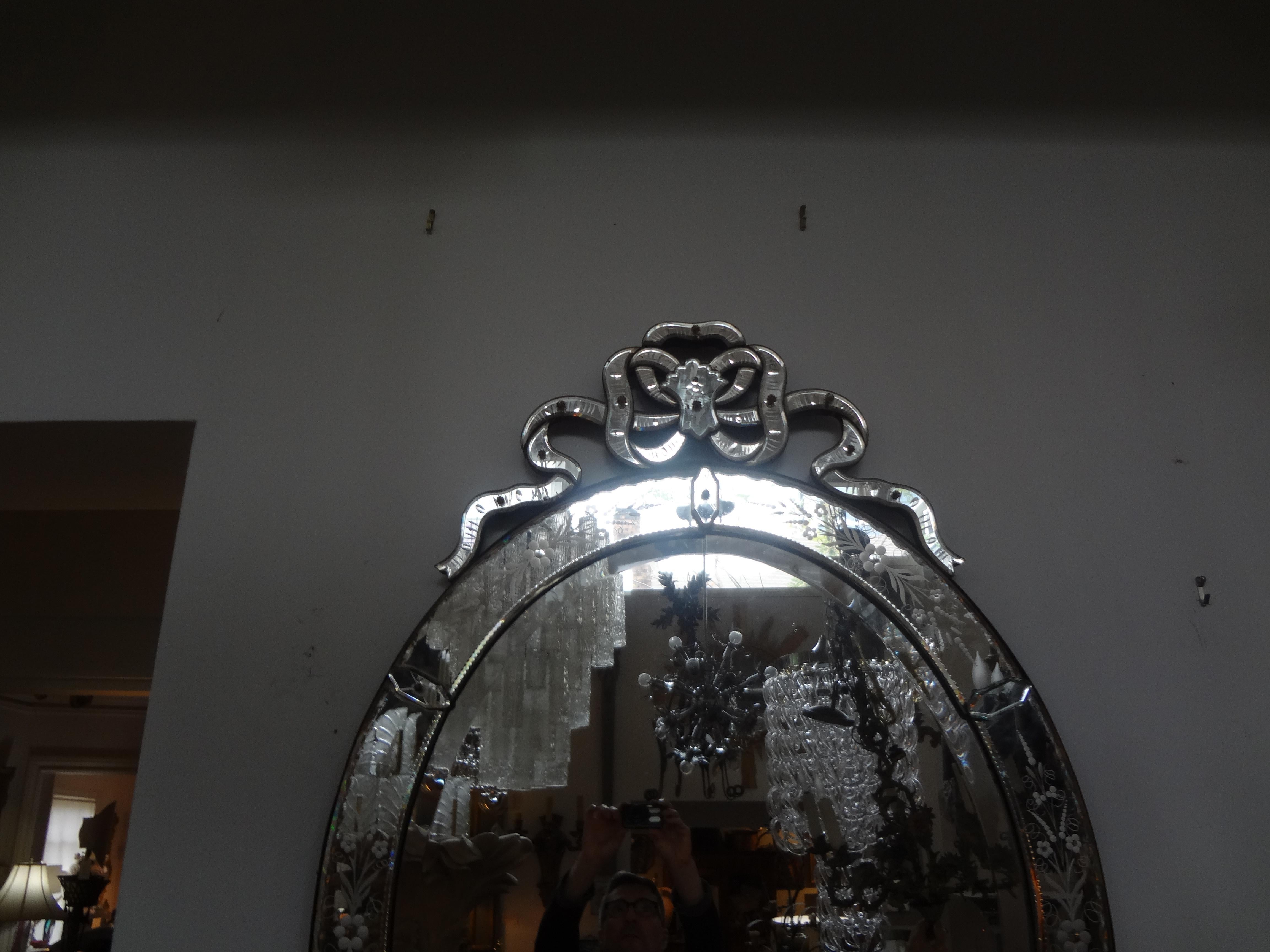 Néoclassique Grand miroir vénitien antique ovale gravé  en vente
