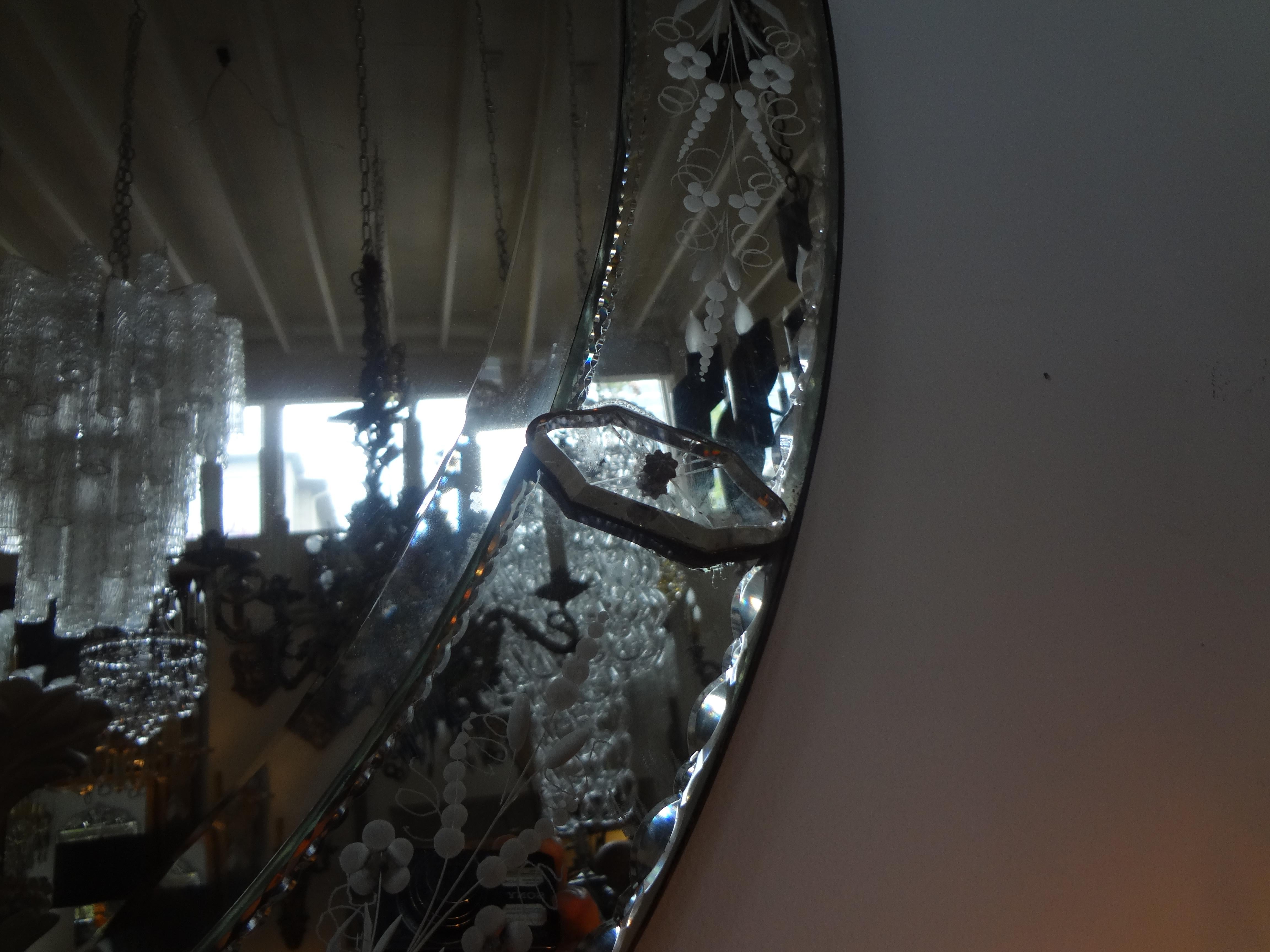 Début du 20ème siècle Grand miroir vénitien antique ovale gravé  en vente