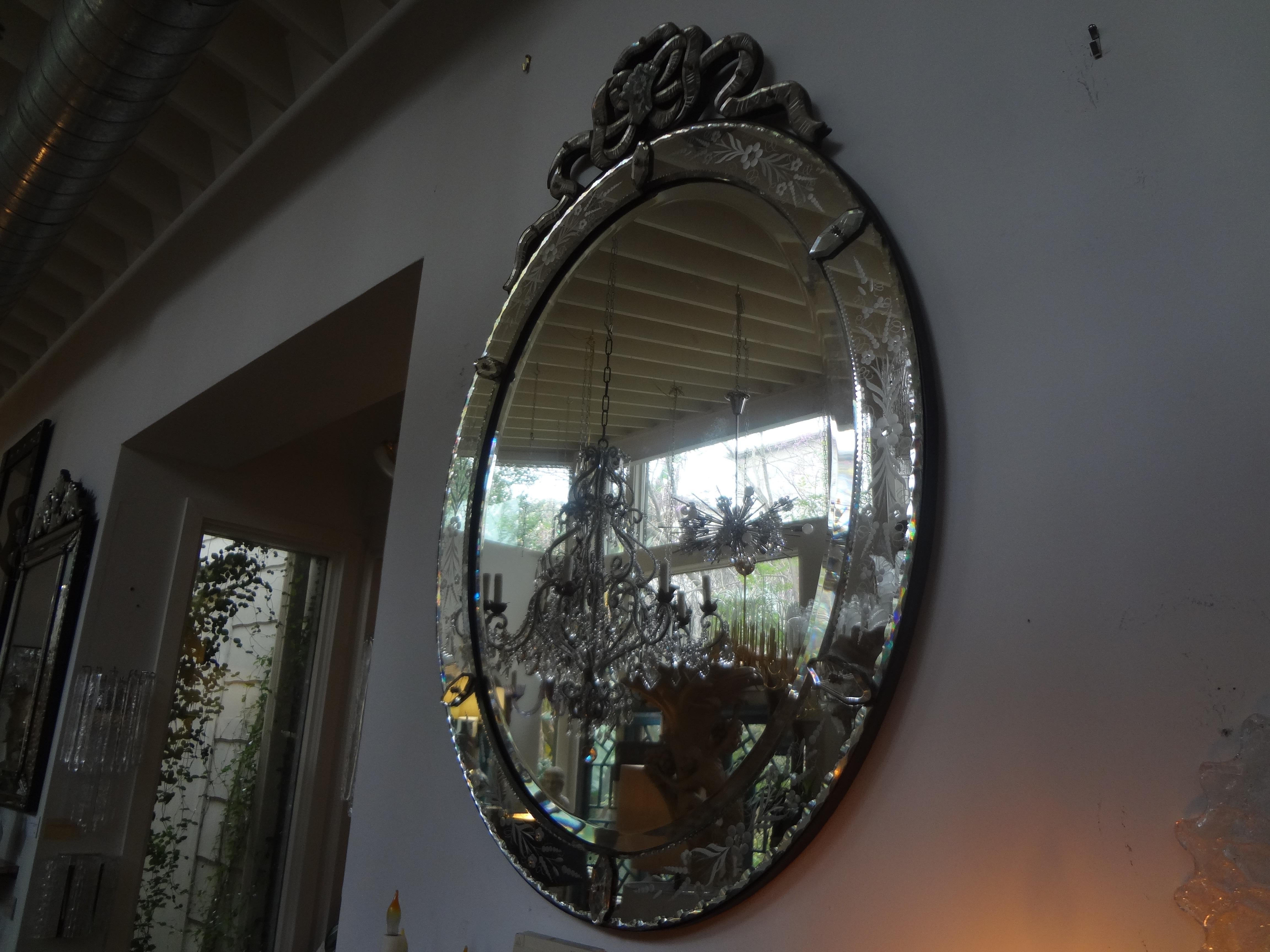 Grand miroir vénitien antique ovale gravé  en vente 2