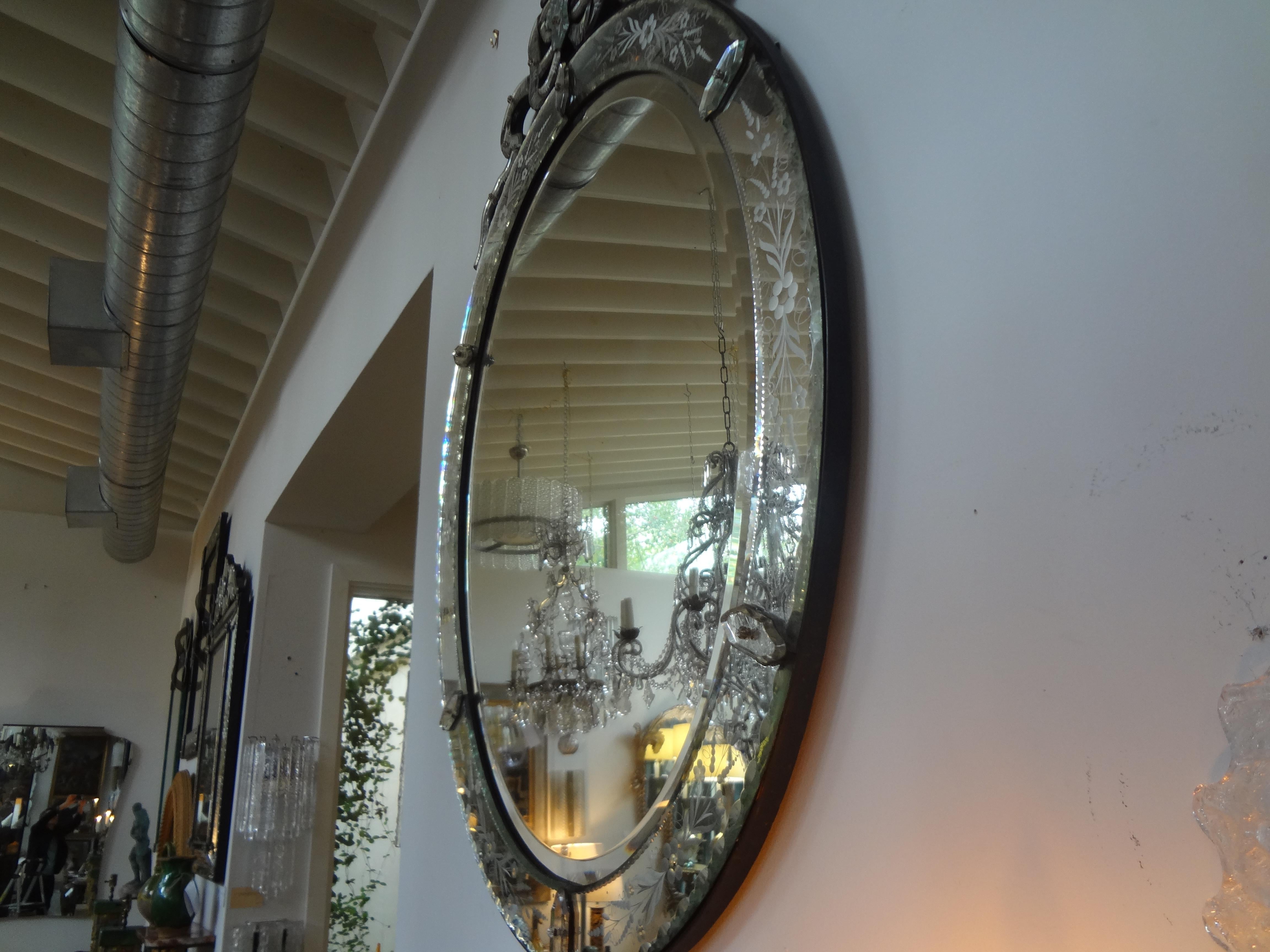 Grand miroir vénitien antique ovale gravé  en vente 3