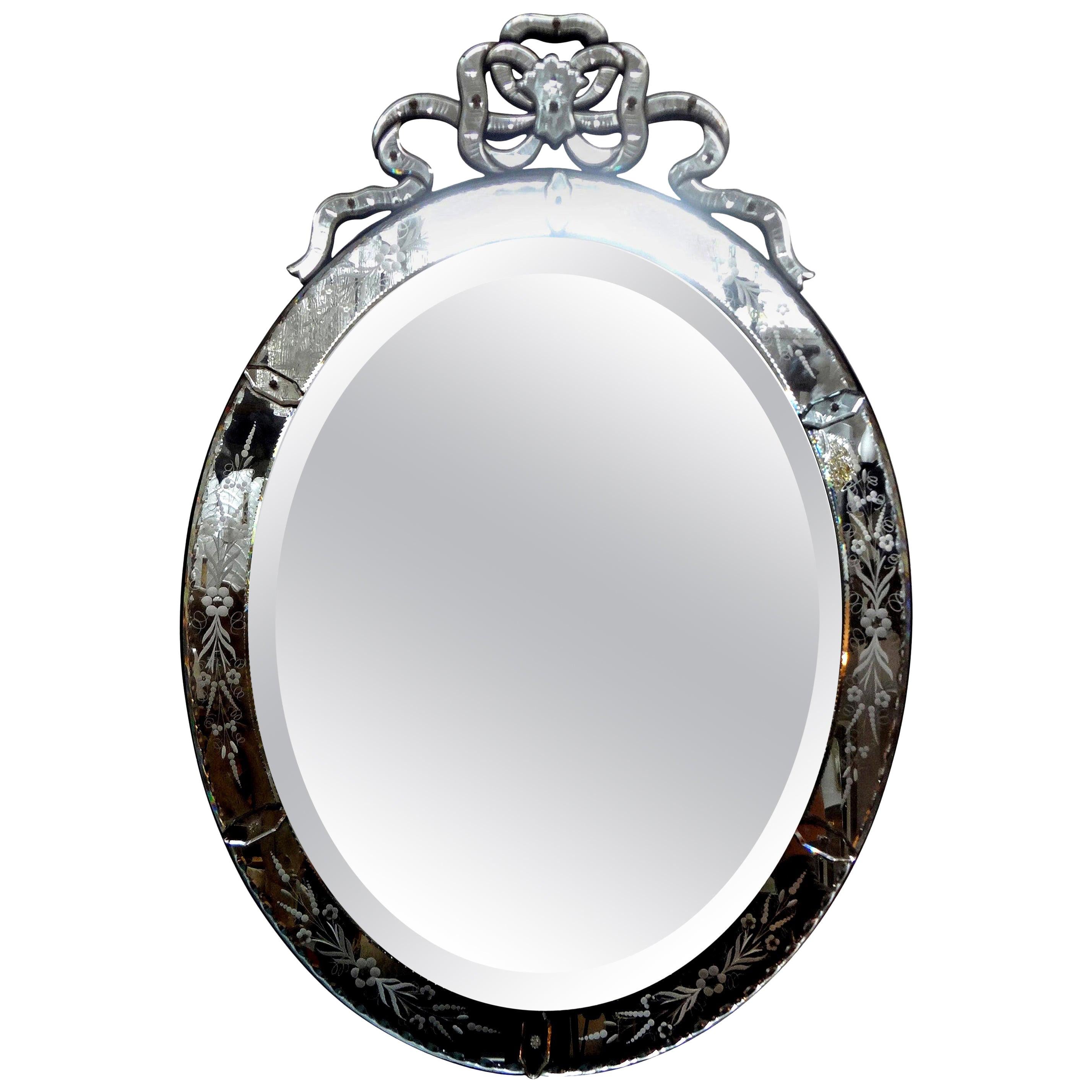Grand miroir vénitien antique ovale gravé.
Superbe et grand miroir vénitien biseauté, ovale et gravé, de style néoclassique, avec un cartouche à arc carré. Ce joli miroir vénitien ovale est en très bel état ancien, sans fissure ni pièce manquante.