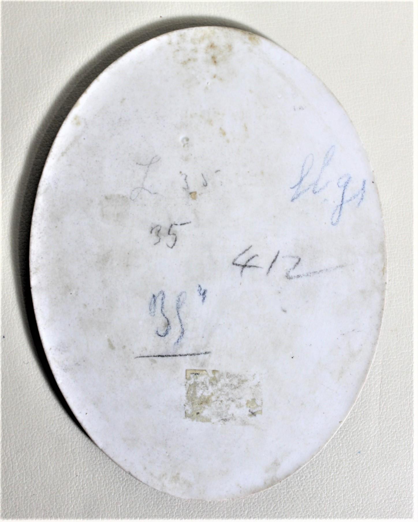Autrichien Grand portrait ovale ancien peint à la main d'une femme sur une plaque murale en porcelaine en vente