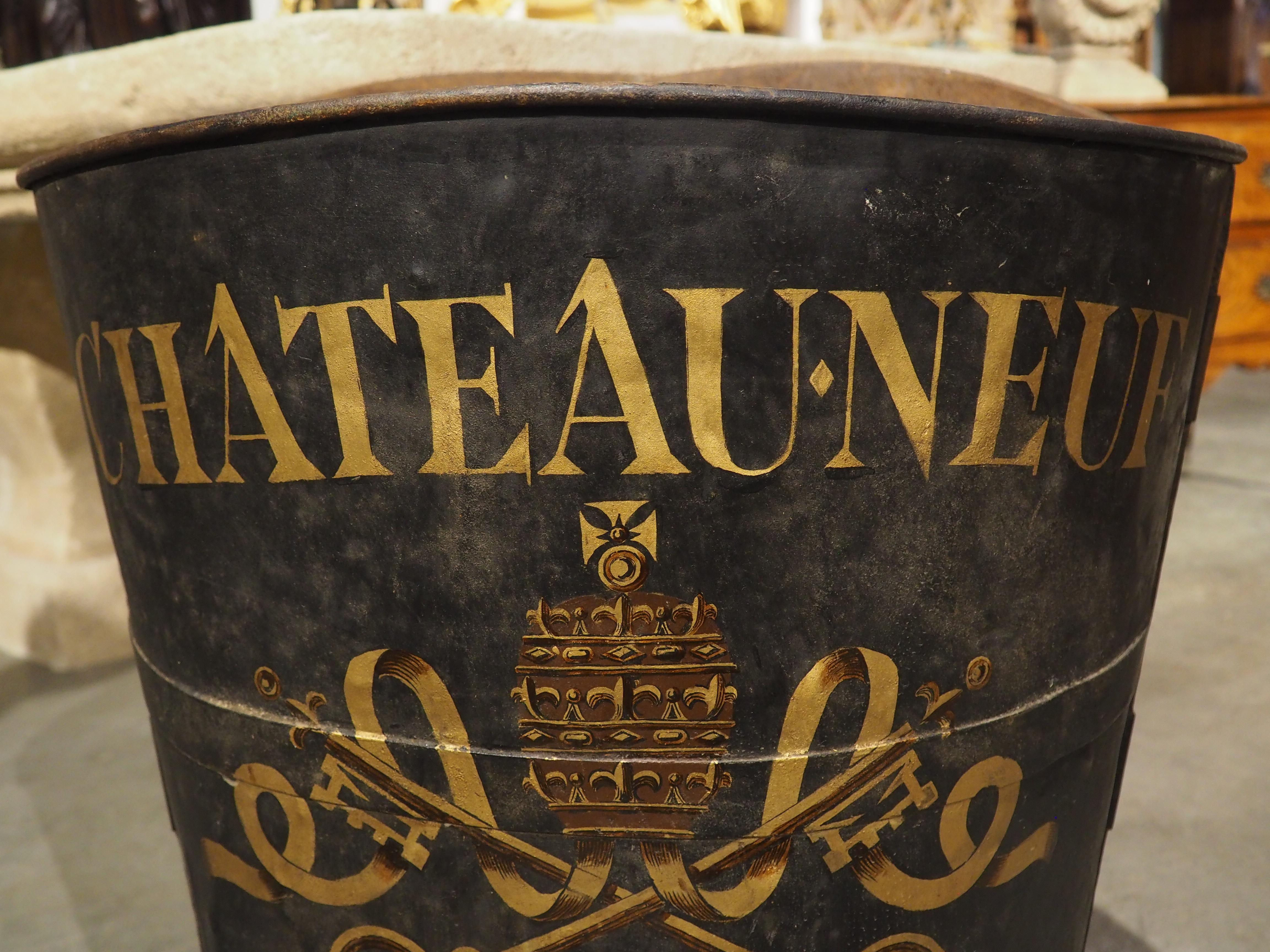 Große antike bemalte Châteauneuf-du-Pape-Weinkanne aus Haute-Garrone, Frankreich im Angebot 4