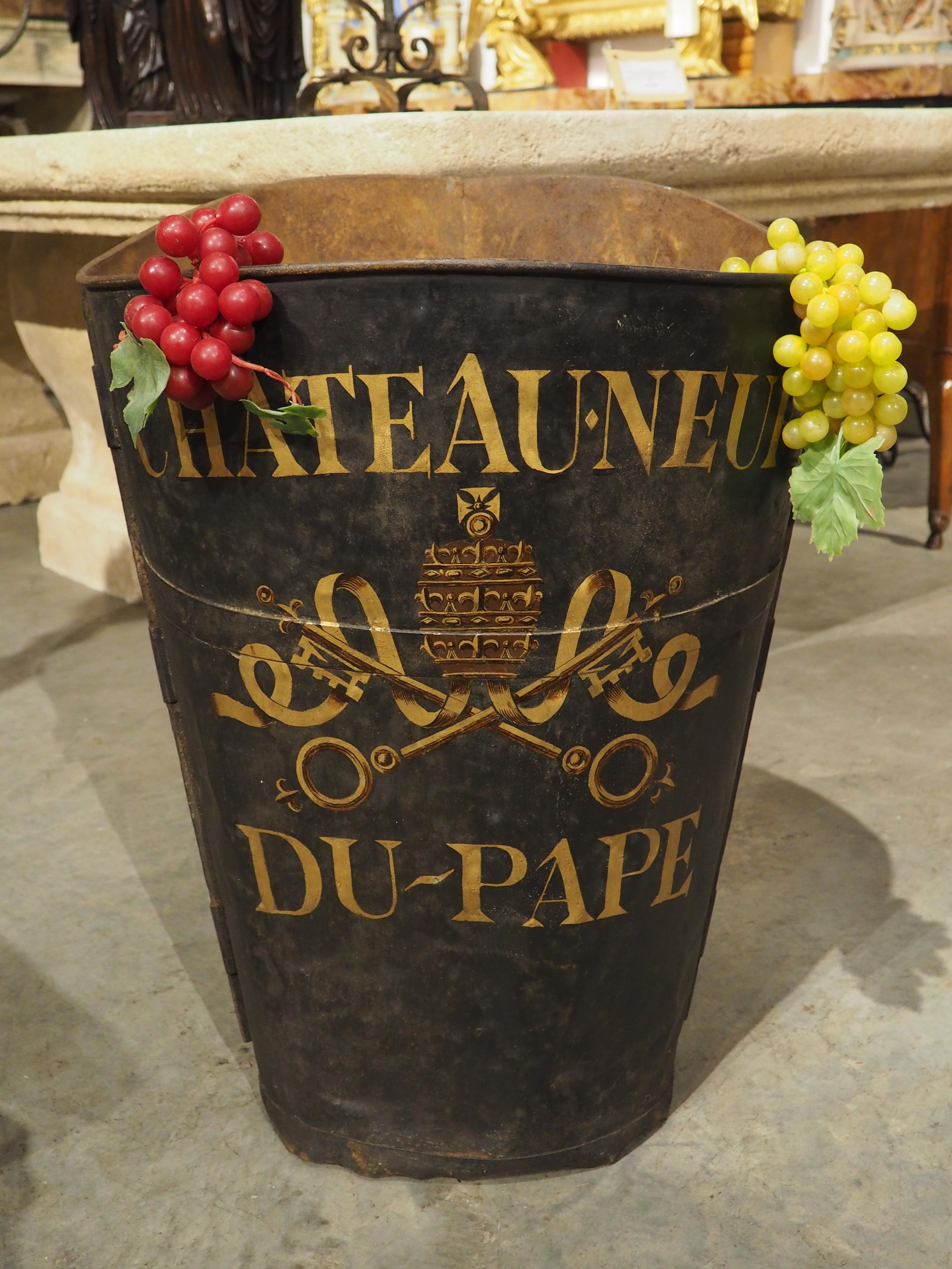 Große antike bemalte Châteauneuf-du-Pape-Weinkanne aus Haute-Garrone, Frankreich (Französisch) im Angebot