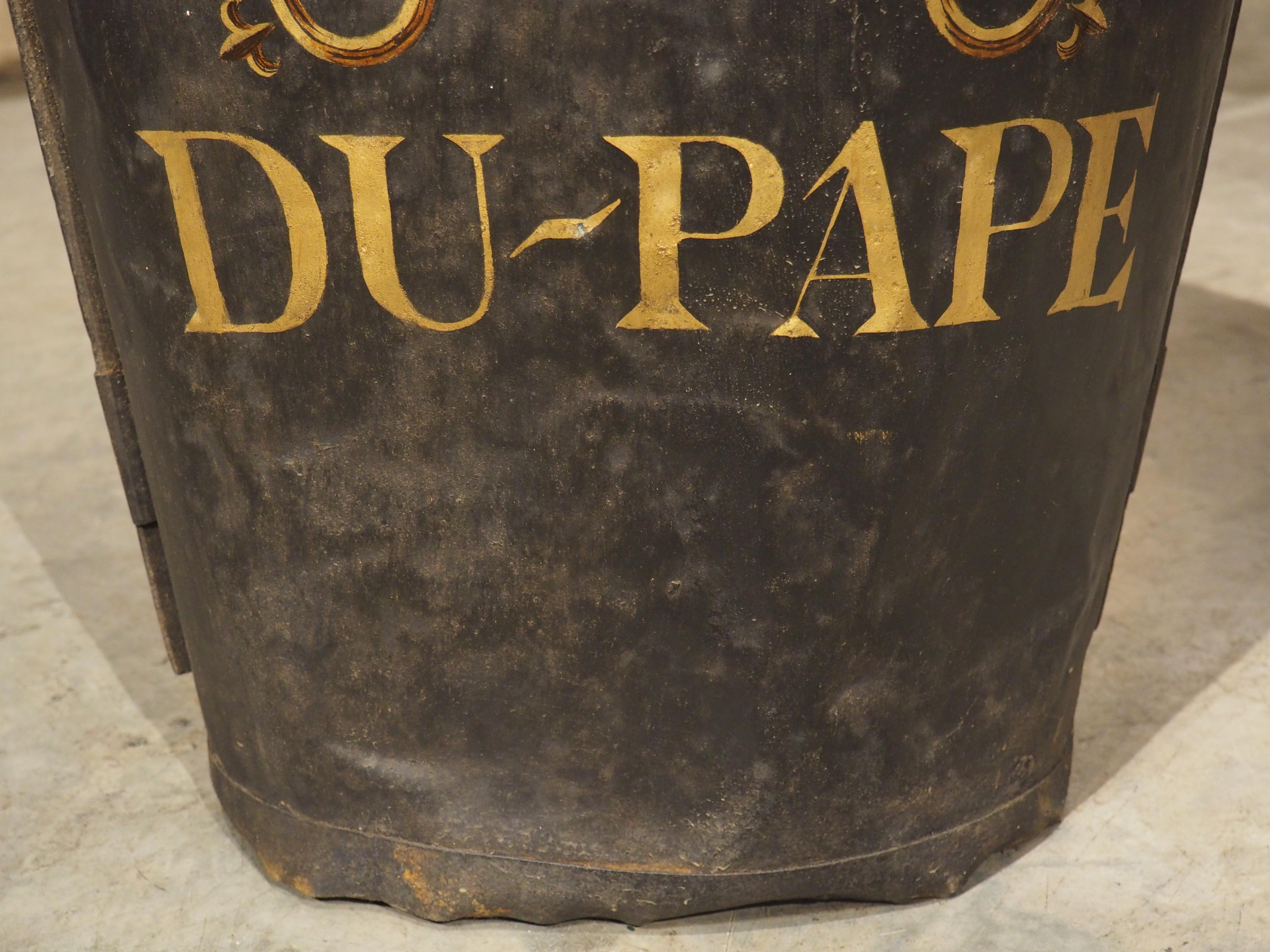 Große antike bemalte Châteauneuf-du-Pape-Weinkanne aus Haute-Garrone, Frankreich (Handbemalt) im Angebot