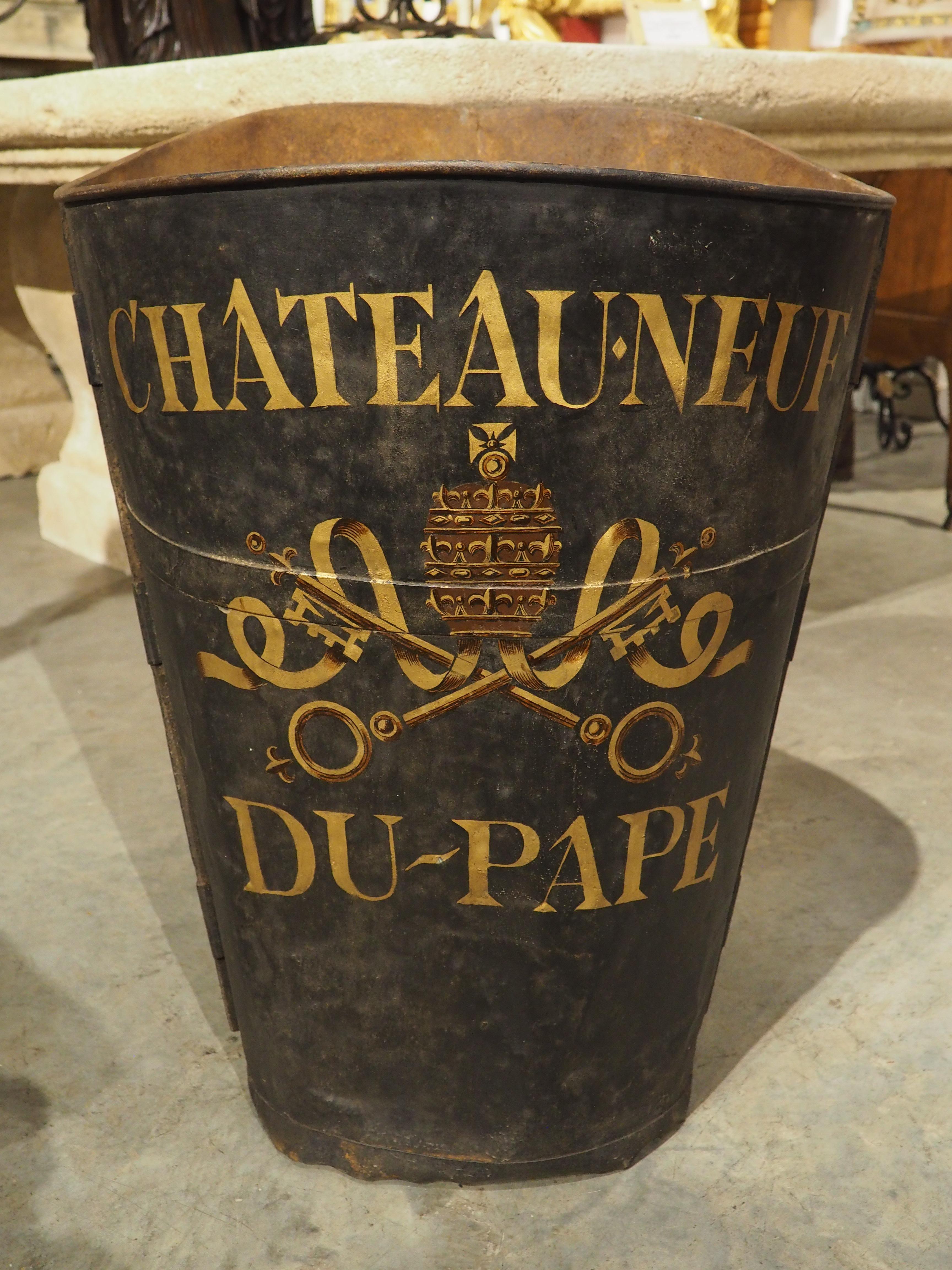 Große antike bemalte Châteauneuf-du-Pape-Weinkanne aus Haute-Garrone, Frankreich (20. Jahrhundert) im Angebot