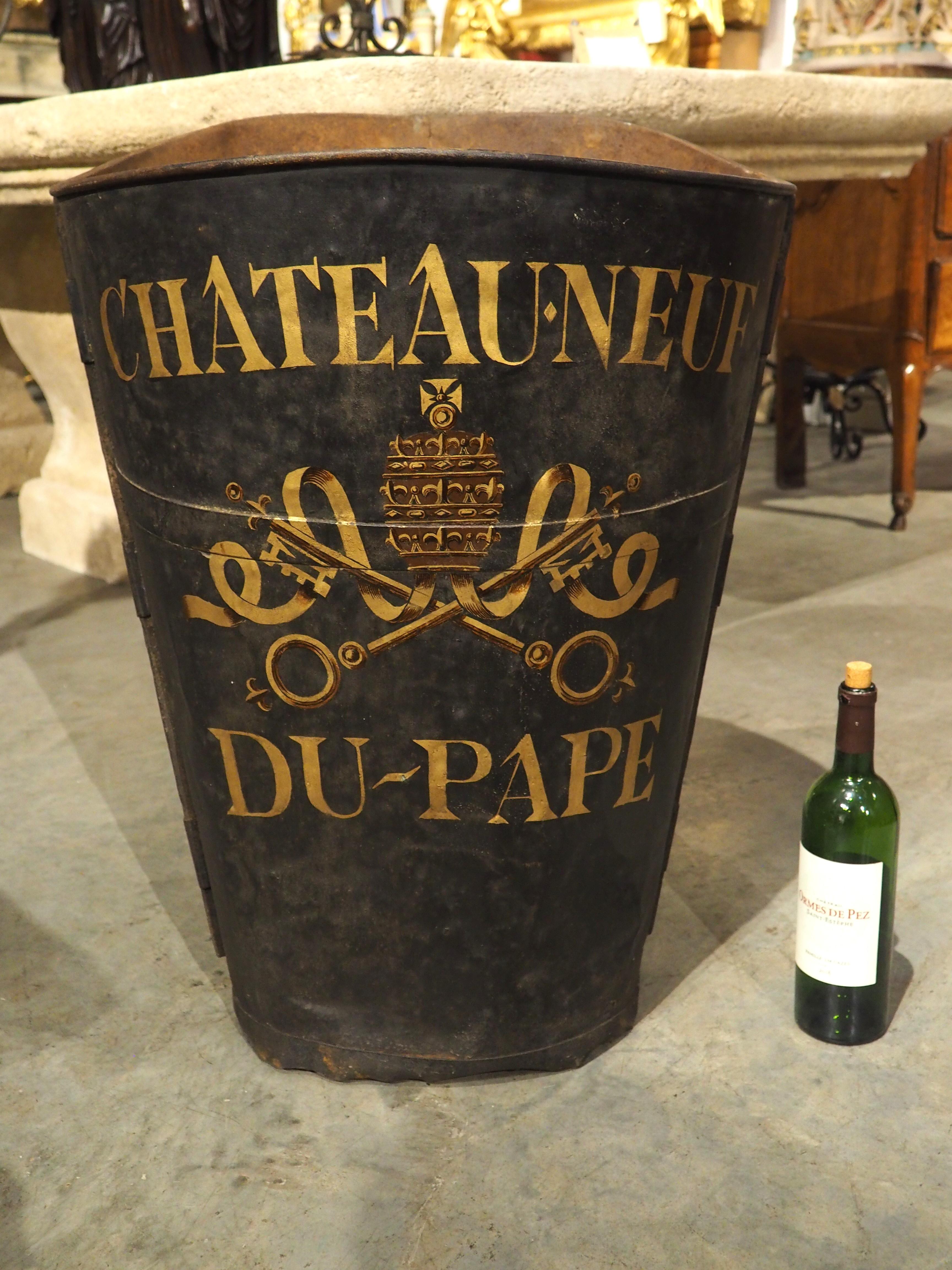 Große antike bemalte Châteauneuf-du-Pape-Weinkanne aus Haute-Garrone, Frankreich (Metall) im Angebot