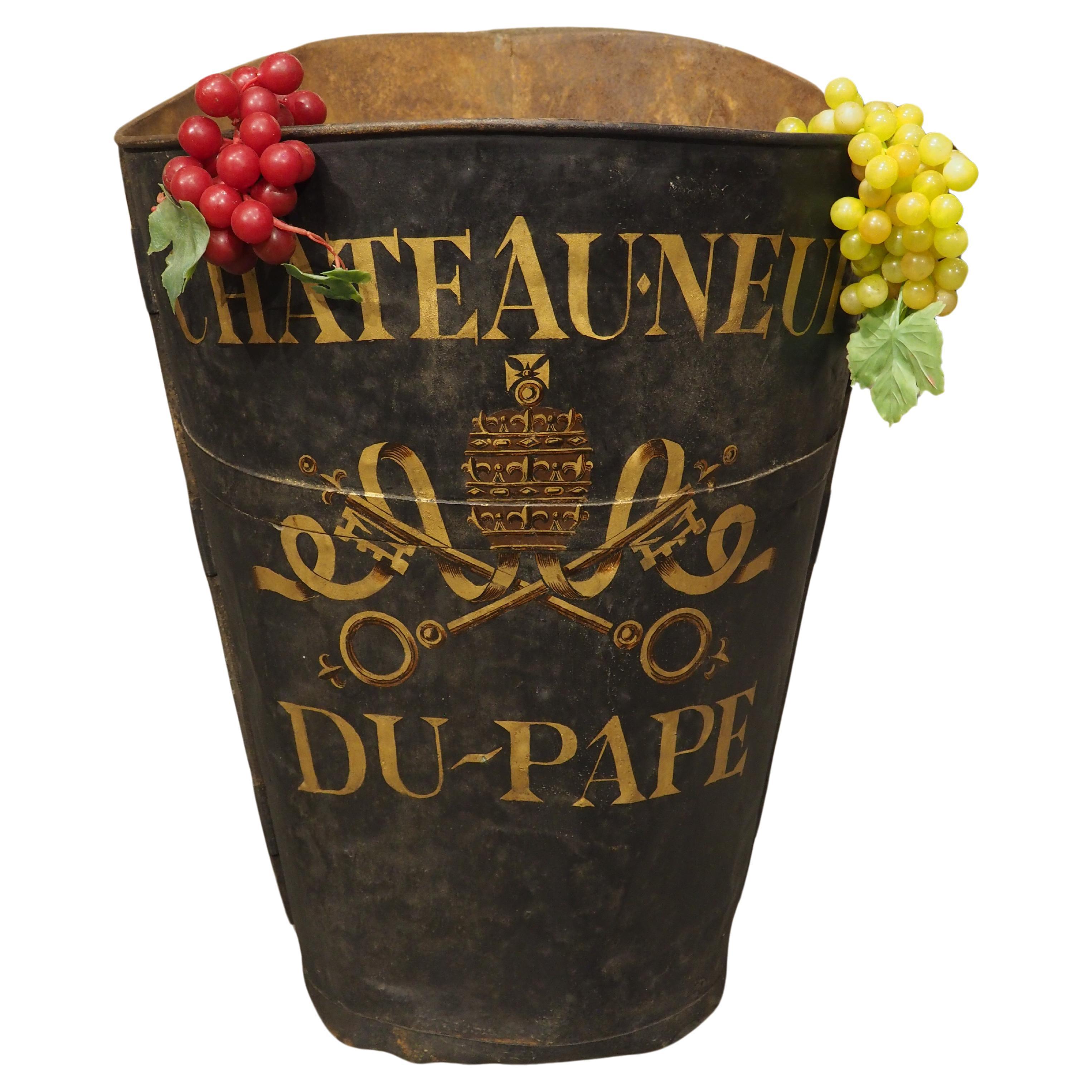 Große antike bemalte Châteauneuf-du-Pape-Weinkanne aus Haute-Garrone, Frankreich im Angebot