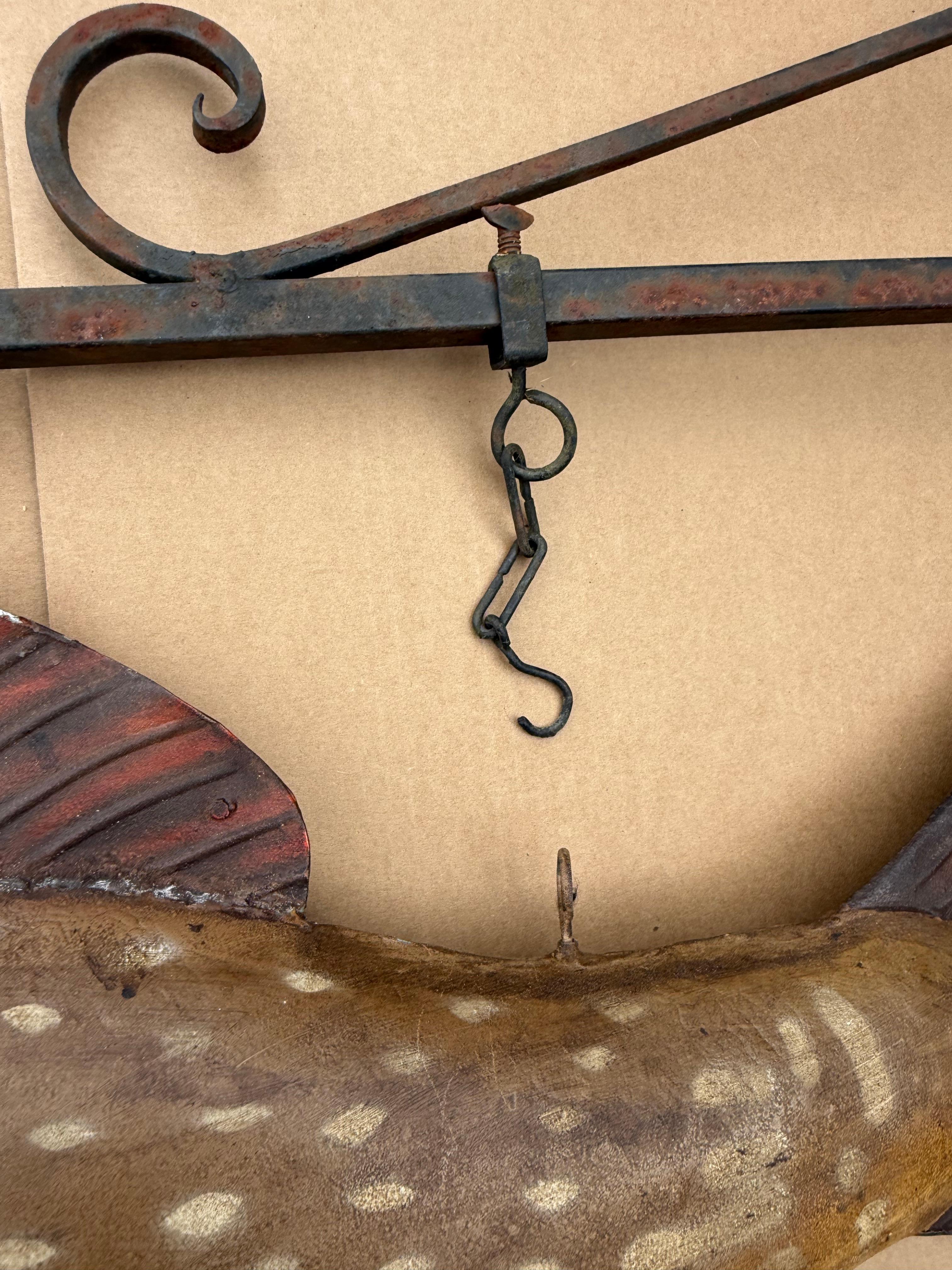 Grande enseigne ancienne peinte de commerce de brochet, enseigne d'atelier de pêcheur en métal en vente 2