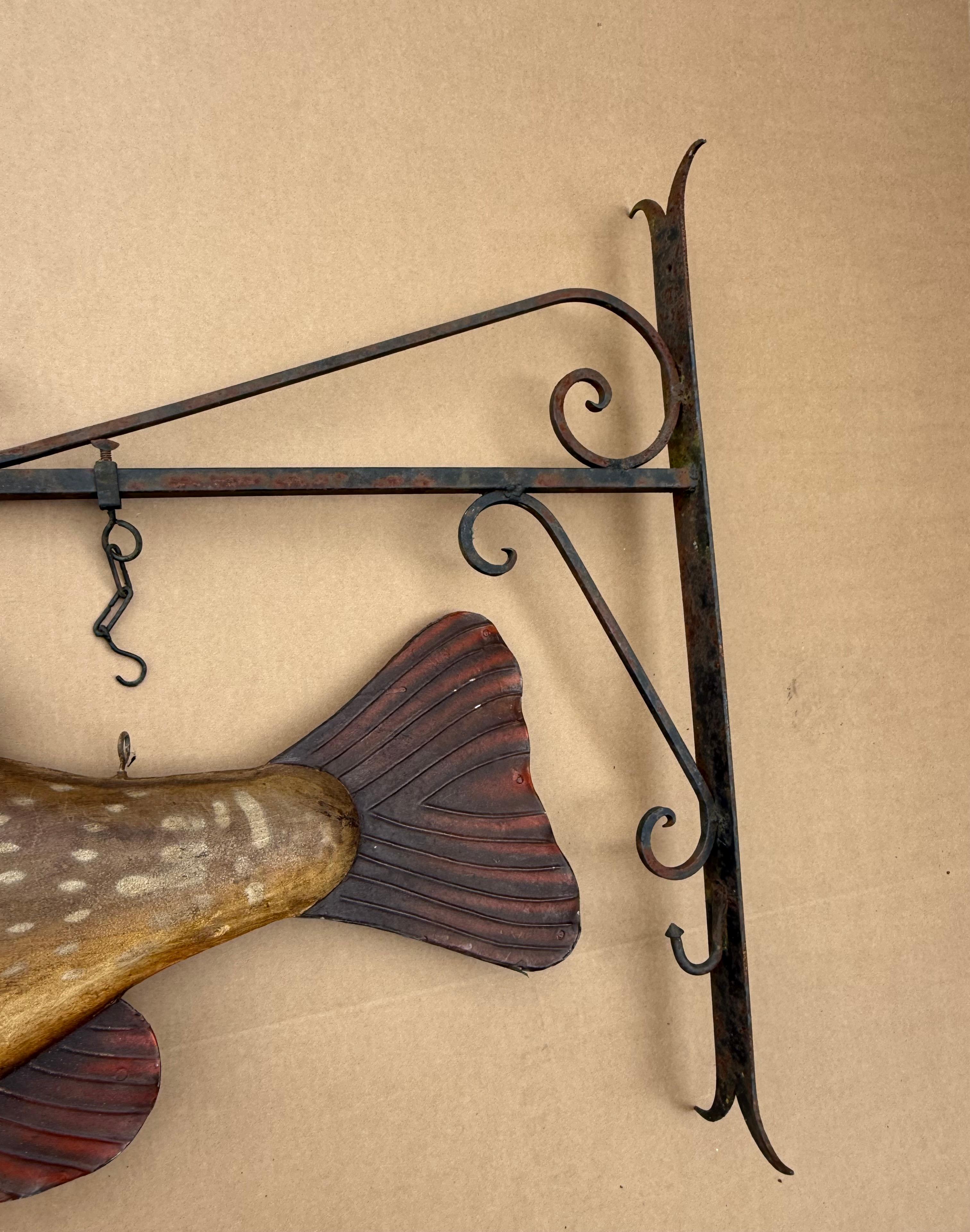Grande enseigne ancienne peinte de commerce de brochet, enseigne d'atelier de pêcheur en métal en vente 6