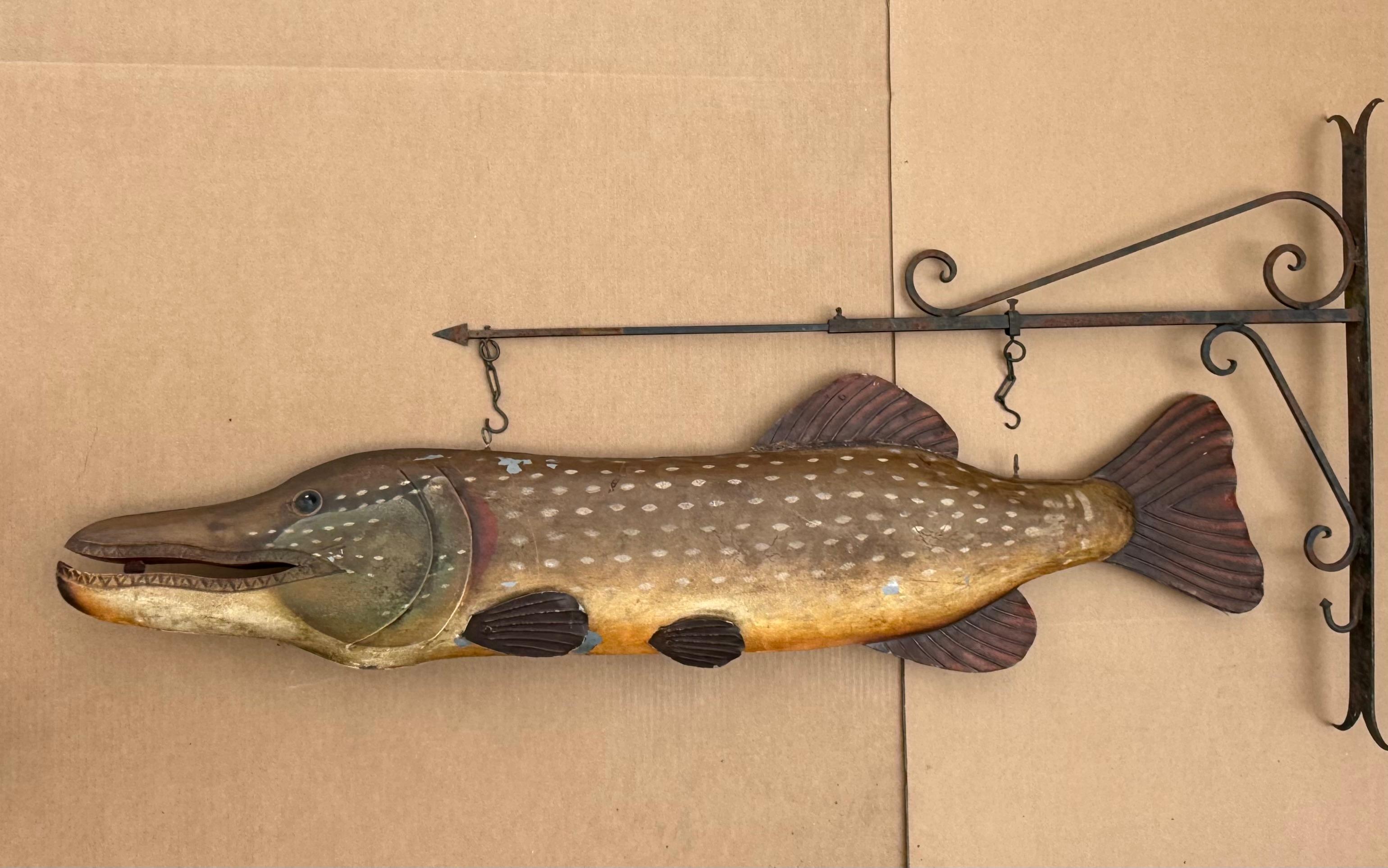 Grande enseigne ancienne peinte de commerce de brochet, enseigne d'atelier de pêcheur en métal en vente 7