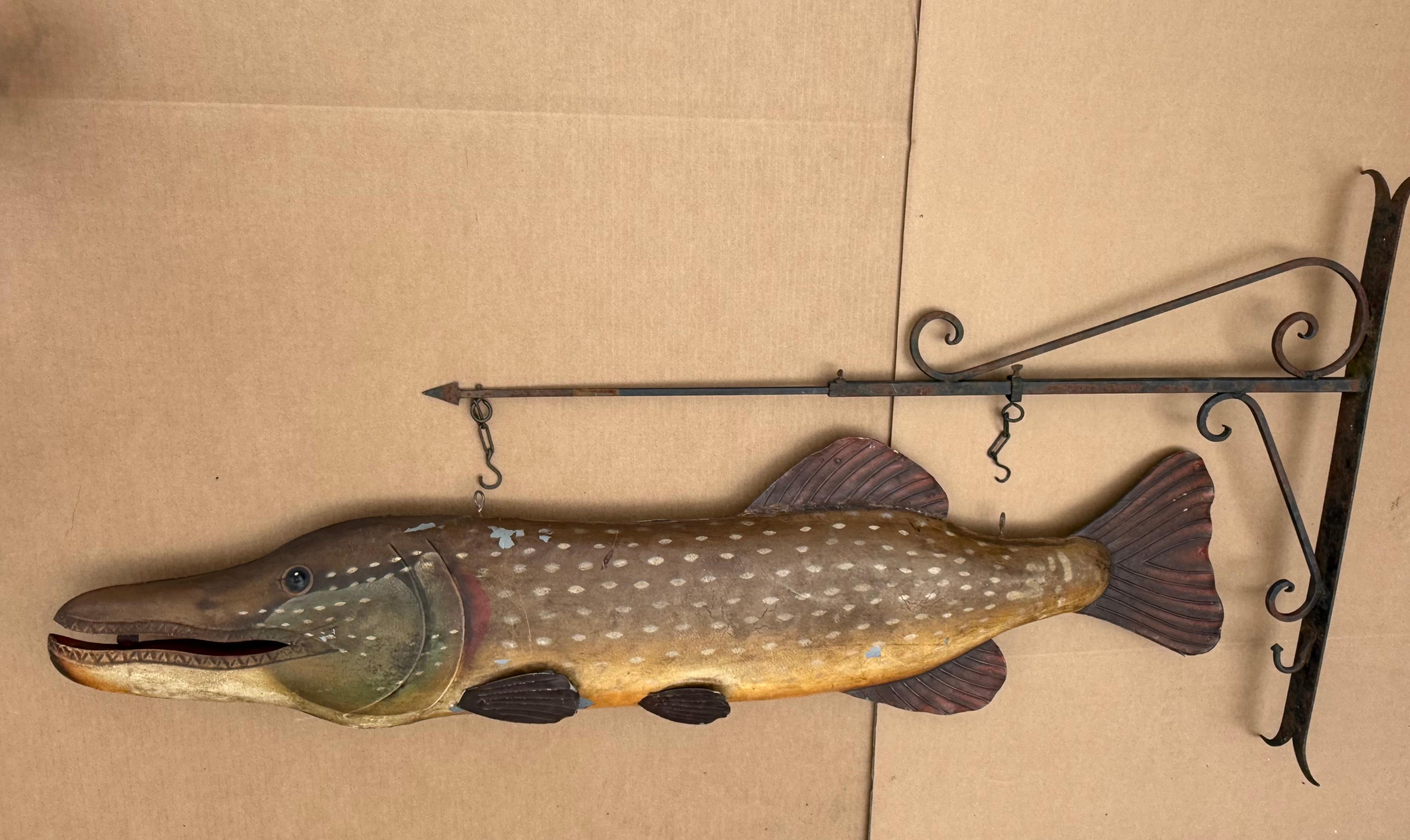 Grande enseigne ancienne peinte de commerce de brochet, enseigne d'atelier de pêcheur en métal en vente 8