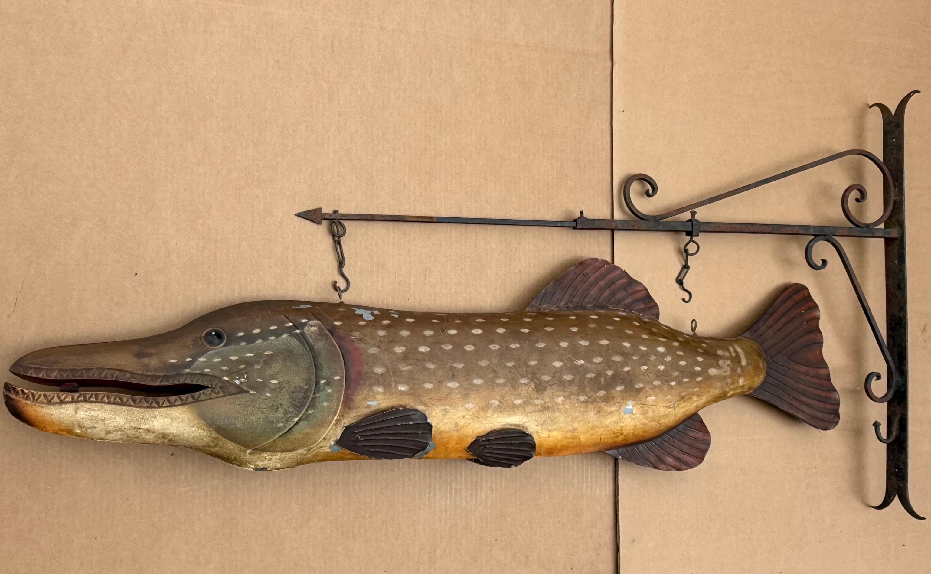 Grande enseigne ancienne peinte de commerce de brochet, enseigne d'atelier de pêcheur en métal en vente 9