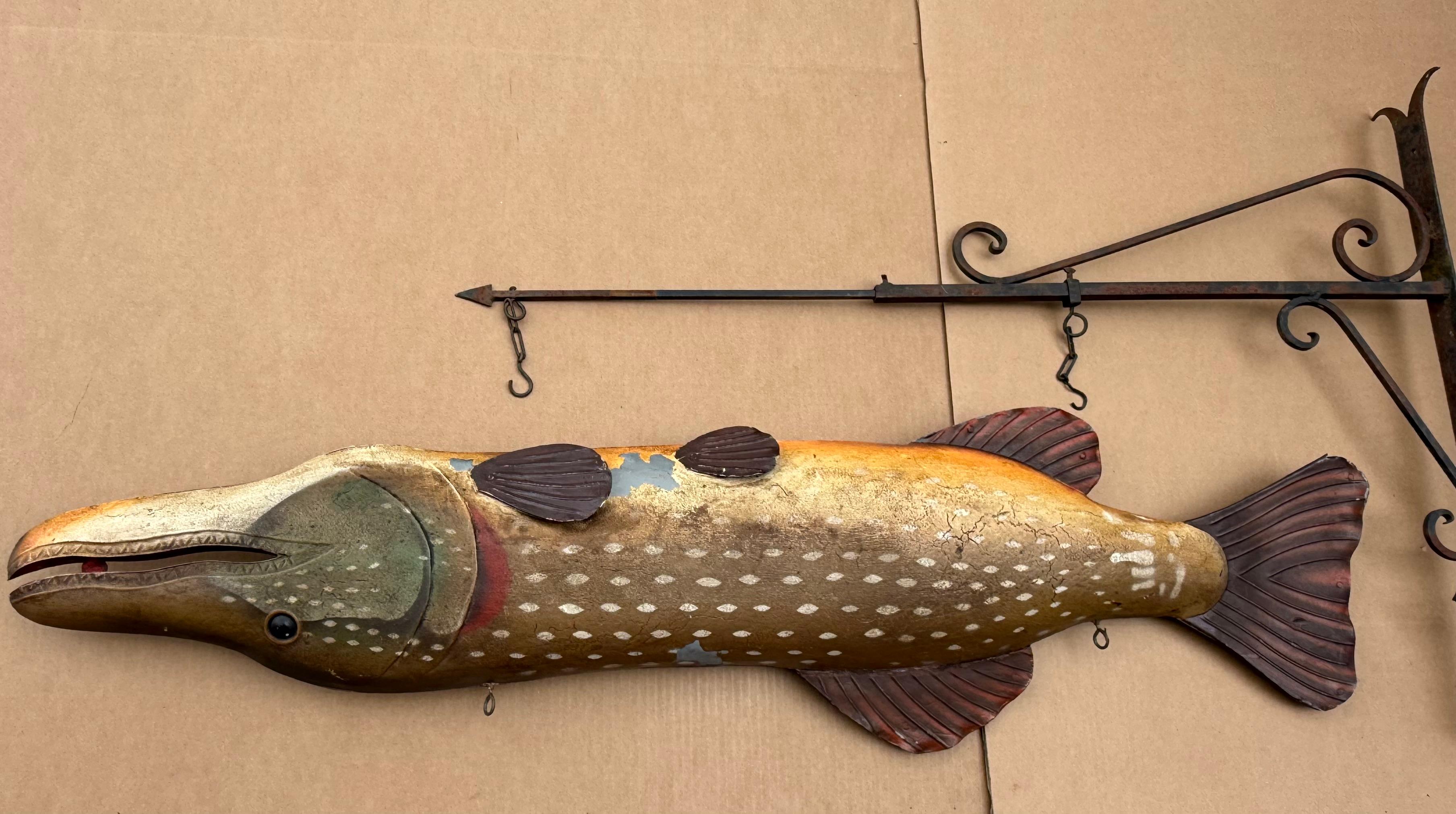 Grande enseigne ancienne peinte de commerce de brochet, enseigne d'atelier de pêcheur en métal en vente 10