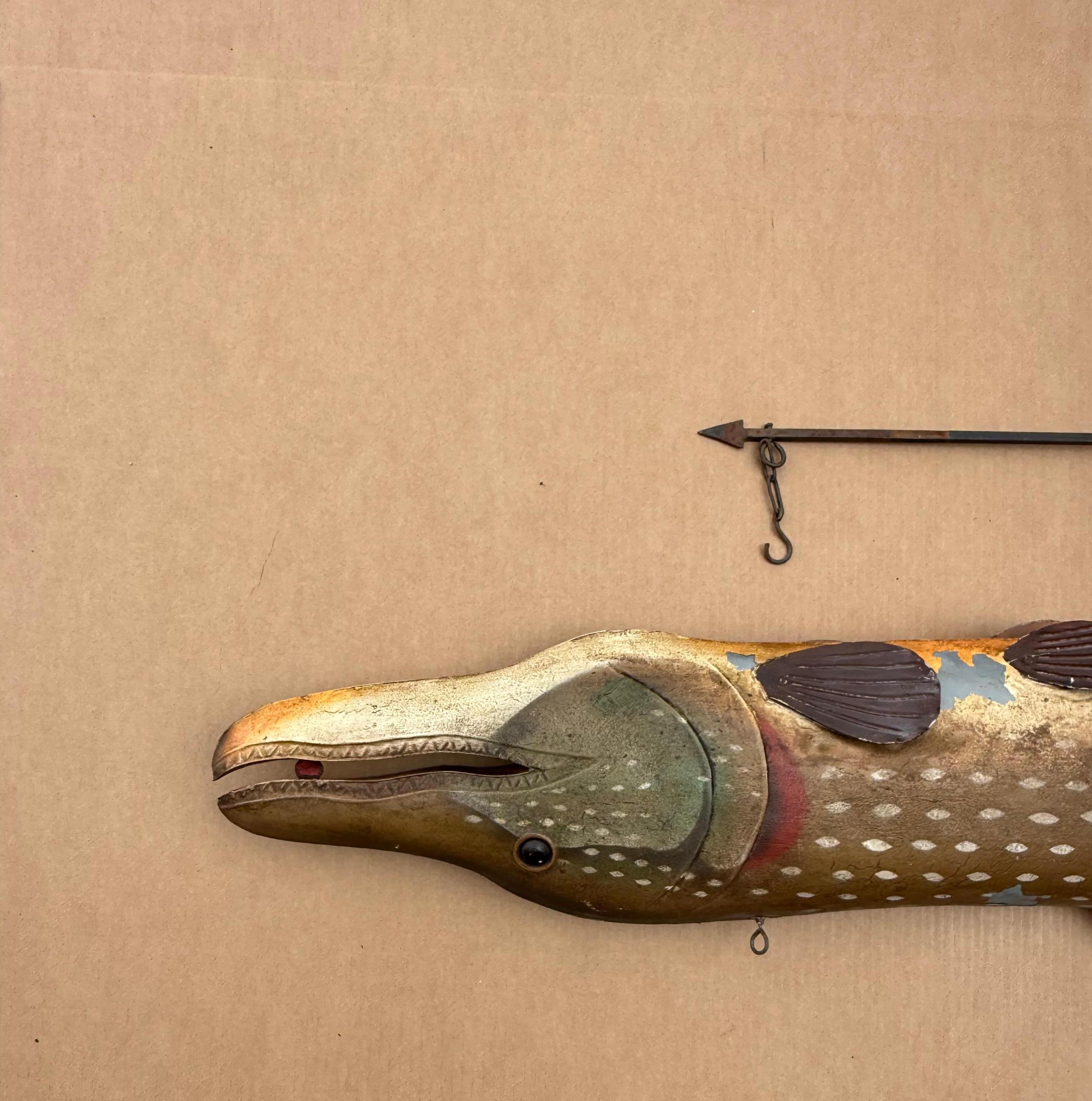 Grande enseigne ancienne peinte de commerce de brochet, enseigne d'atelier de pêcheur en métal en vente 11