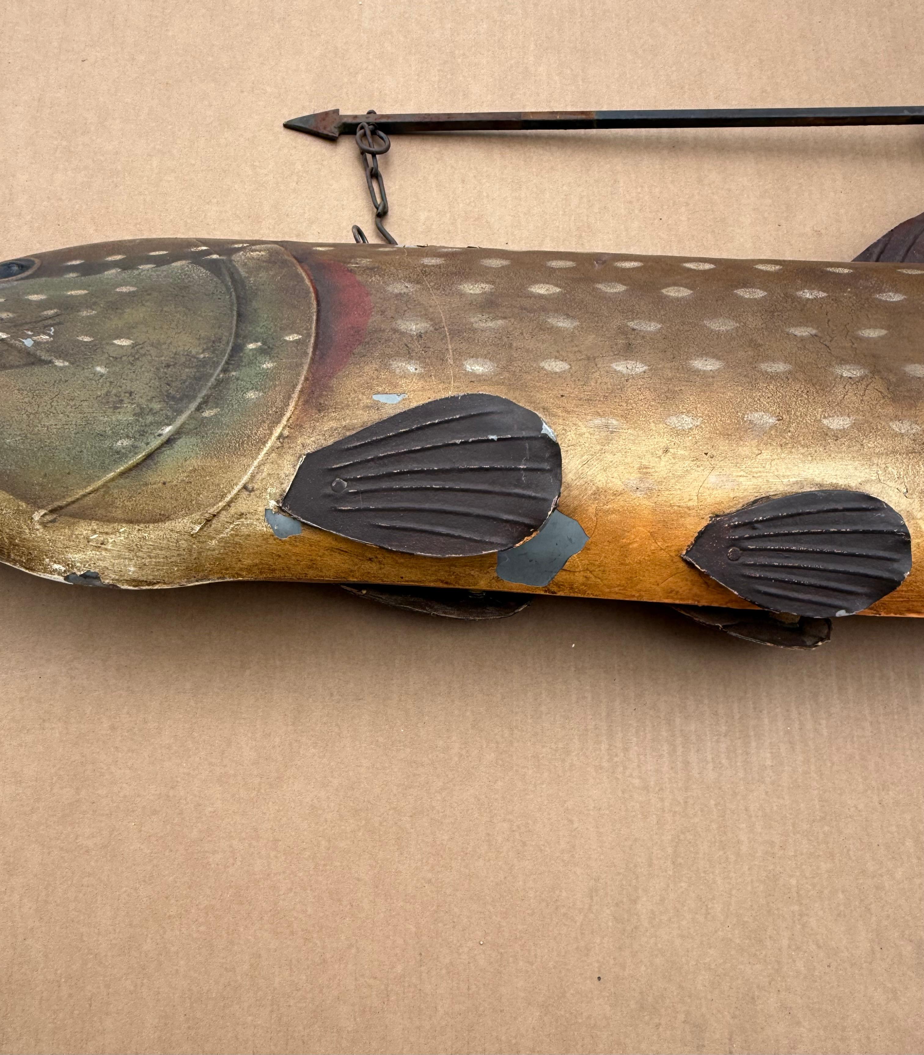 Français Grande enseigne ancienne peinte de commerce de brochet, enseigne d'atelier de pêcheur en métal en vente