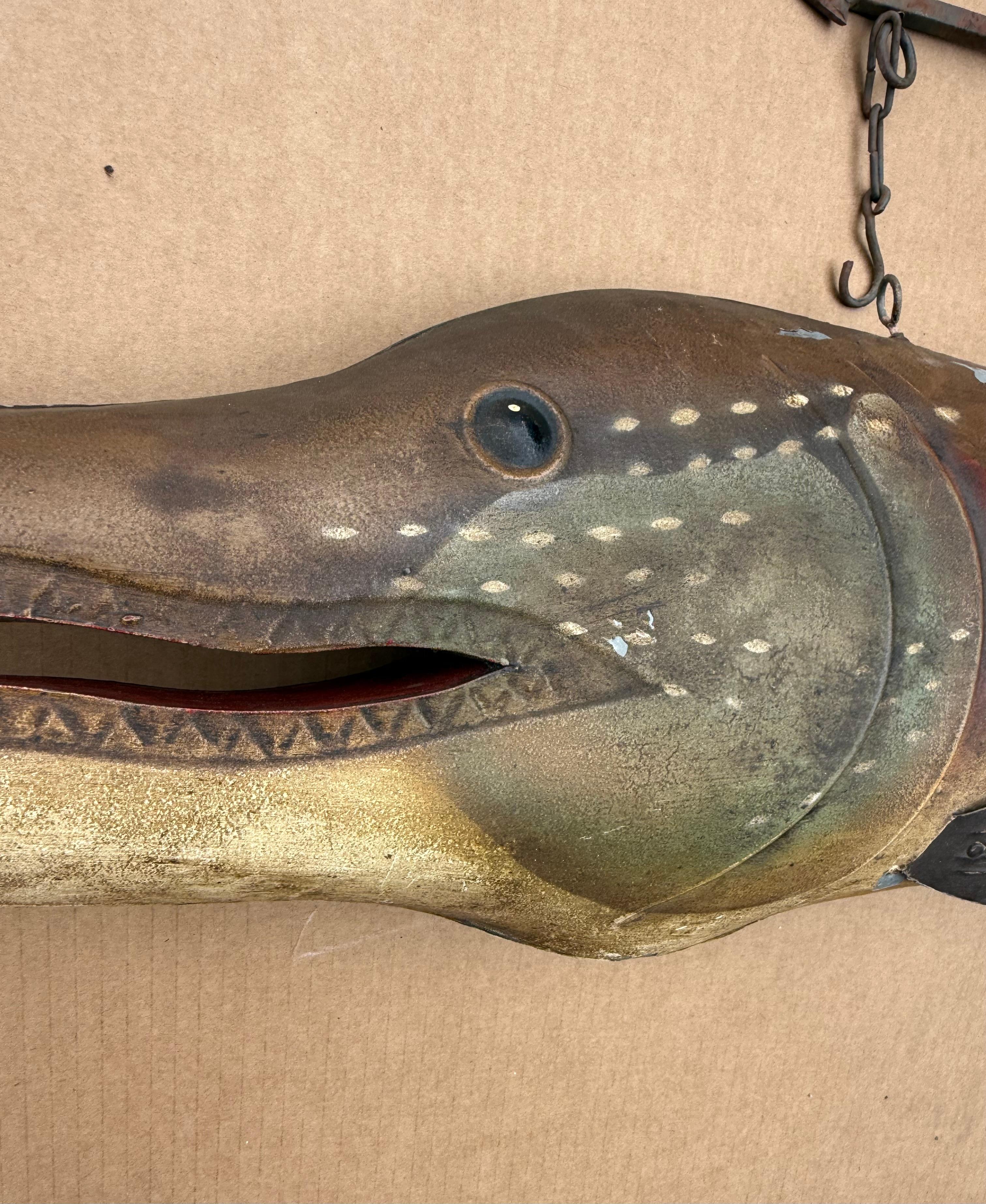 Grande enseigne ancienne peinte de commerce de brochet, enseigne d'atelier de pêcheur en métal Bon état - En vente à Lisse, NL