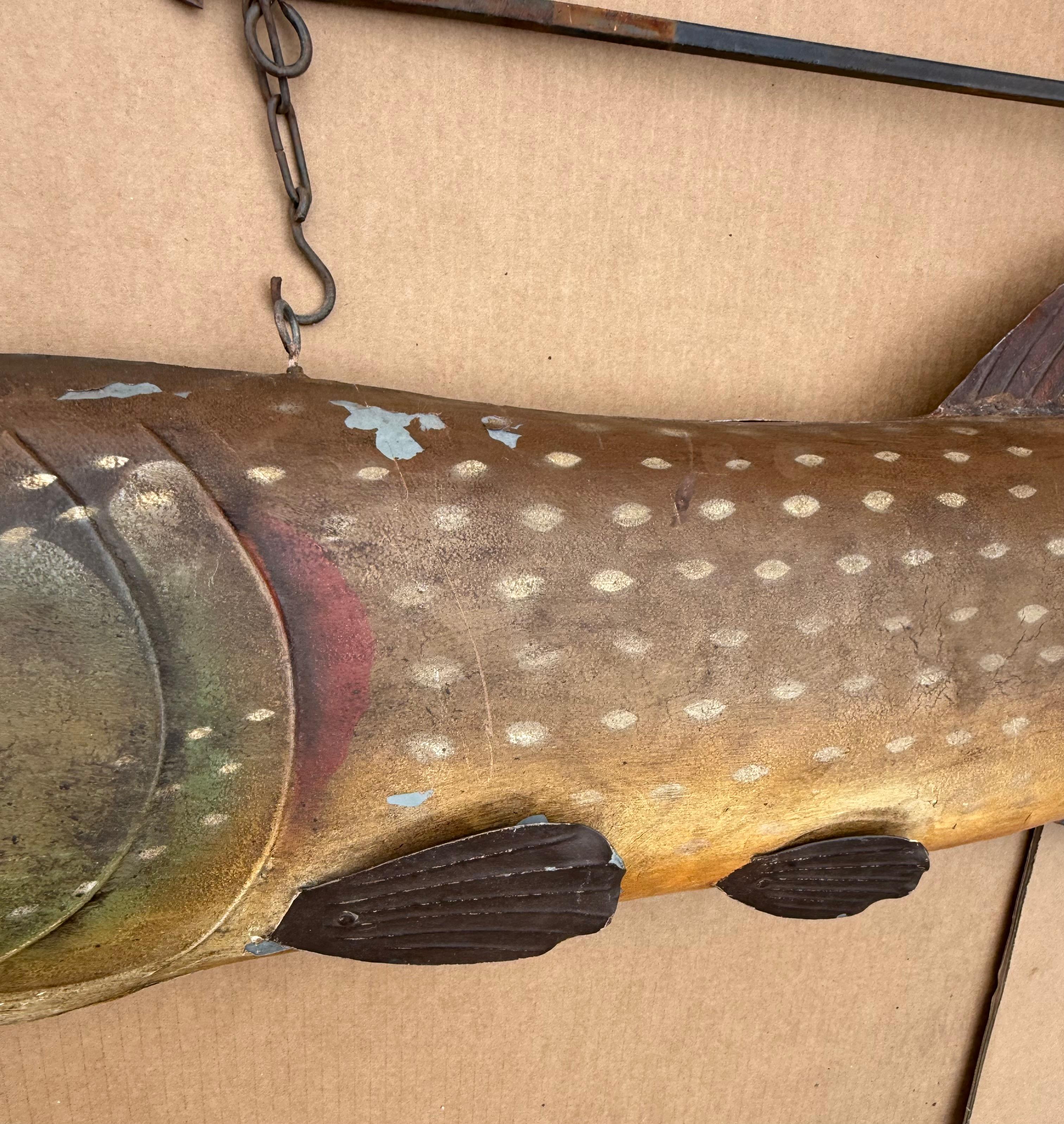 20ième siècle Grande enseigne ancienne peinte de commerce de brochet, enseigne d'atelier de pêcheur en métal en vente