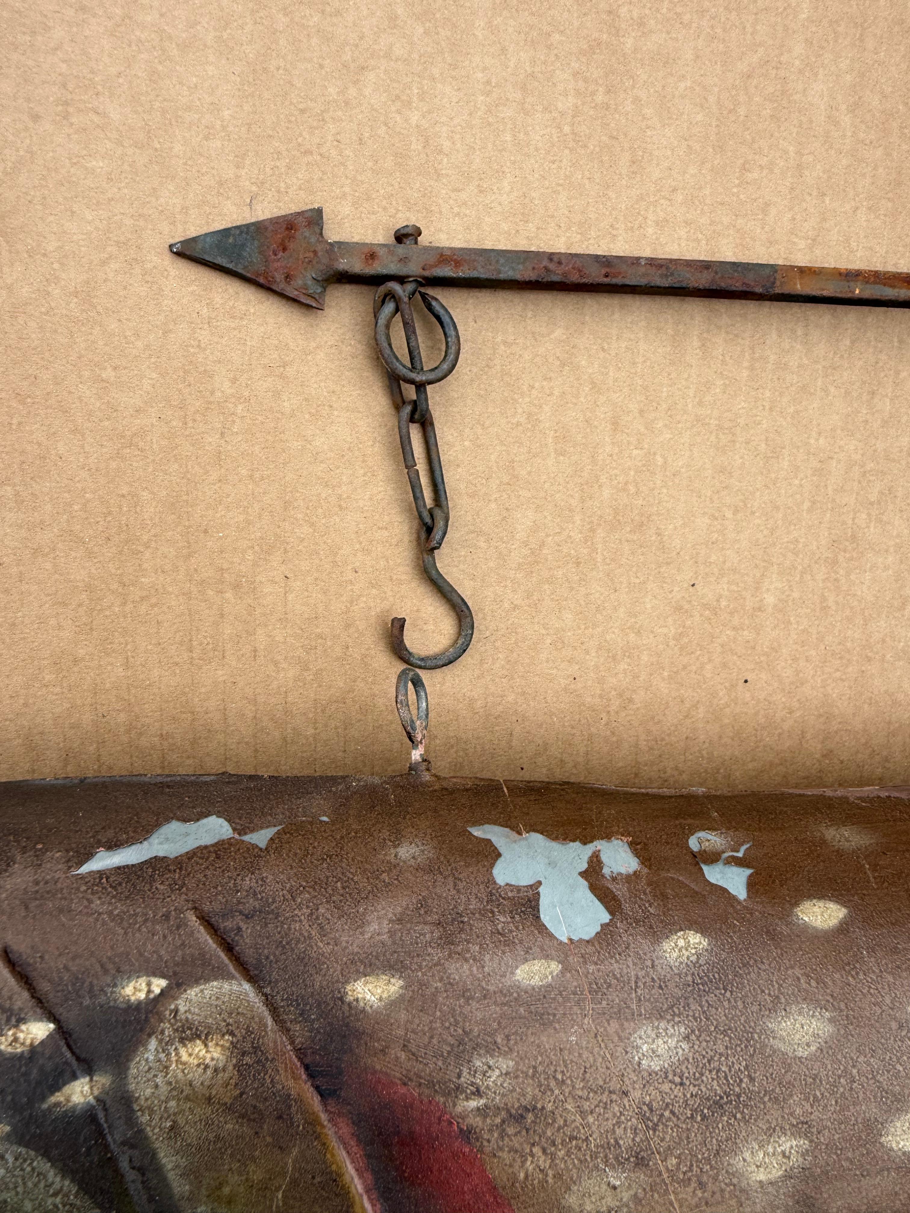 Grande enseigne ancienne peinte de commerce de brochet, enseigne d'atelier de pêcheur en métal en vente 1