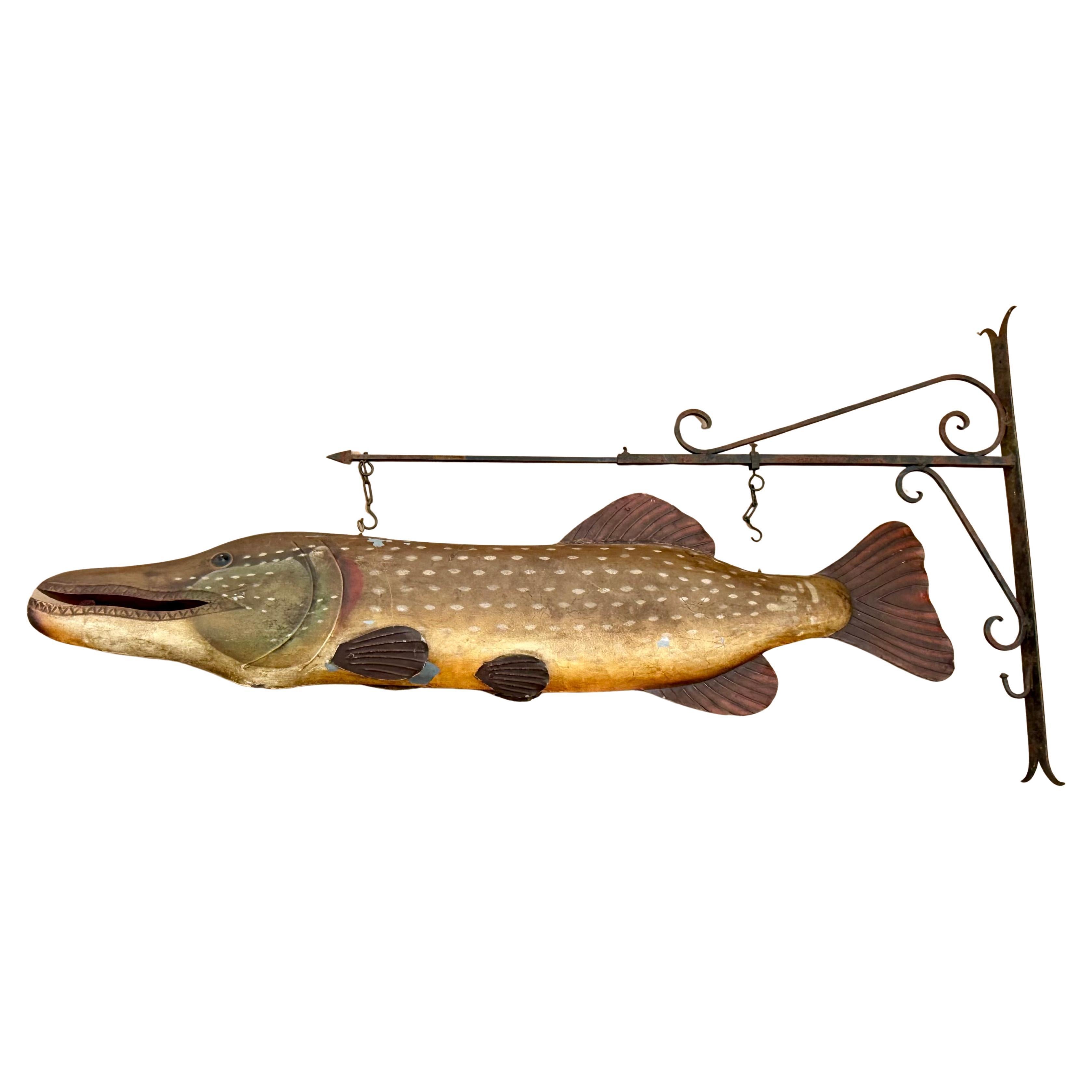 Grande enseigne ancienne peinte de commerce de brochet, enseigne d'atelier de pêcheur en métal en vente