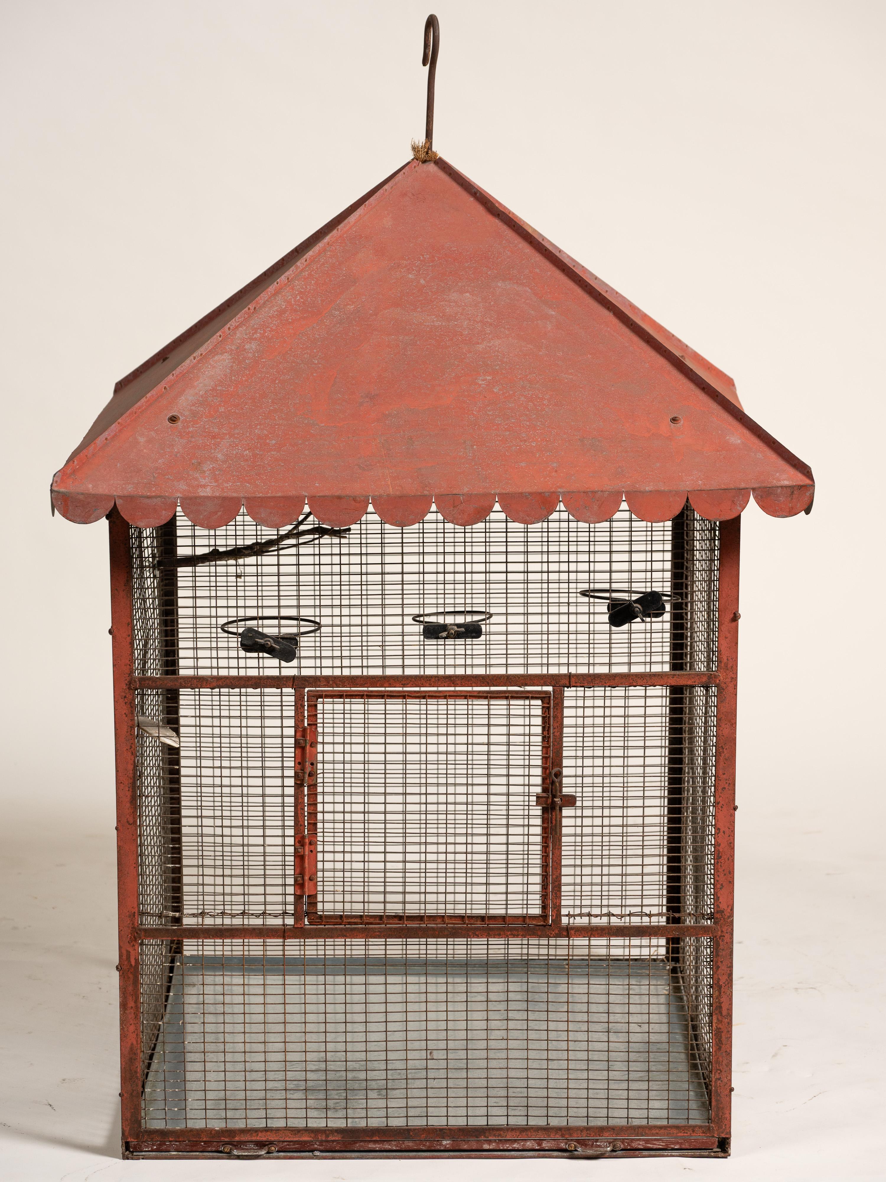 Grande cage à oiseaux ancienne en métal peint, France, début du 20e siècle Bon état - En vente à San Francisco, CA