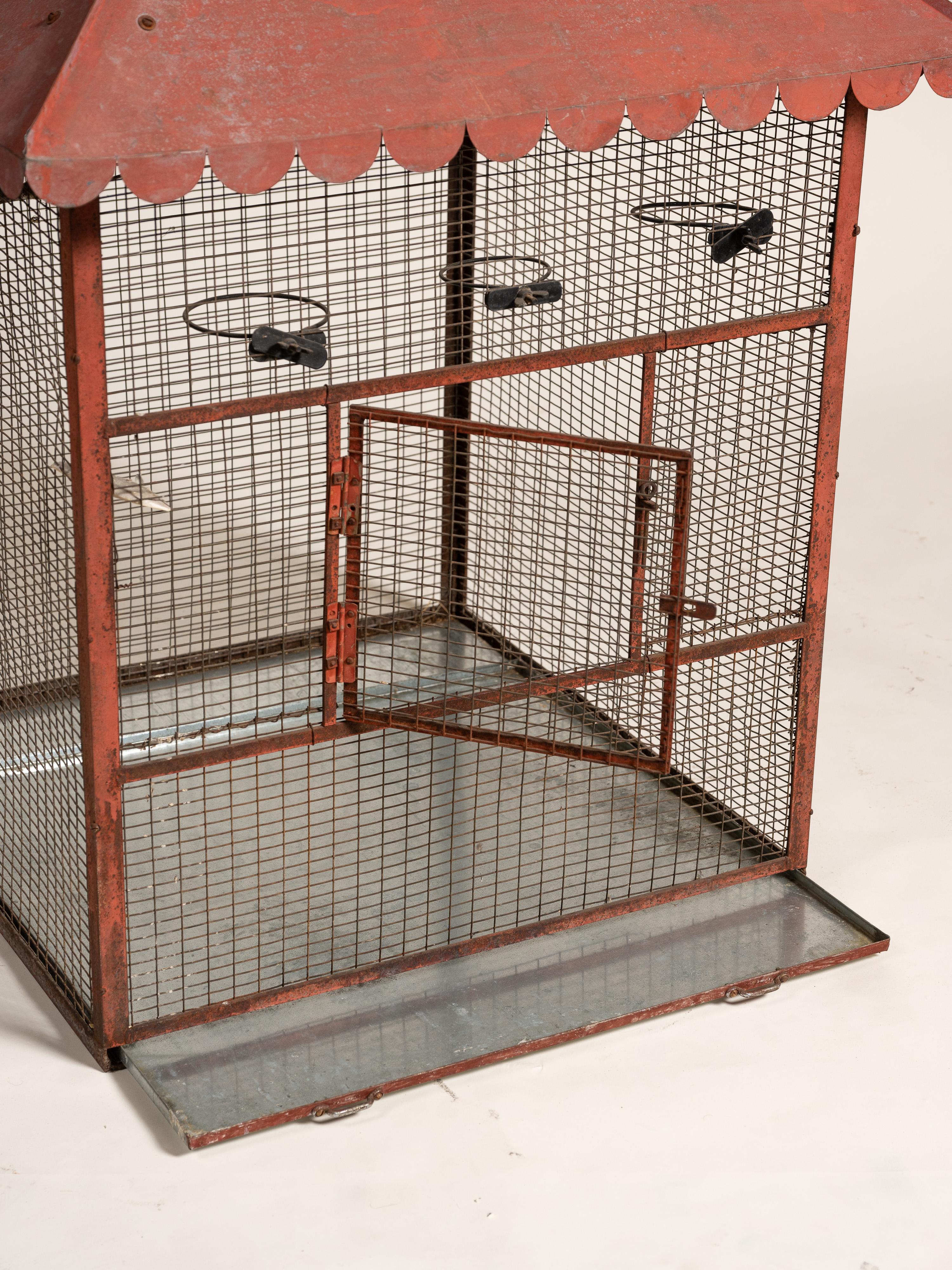 20ième siècle Grande cage à oiseaux ancienne en métal peint, France, début du 20e siècle en vente